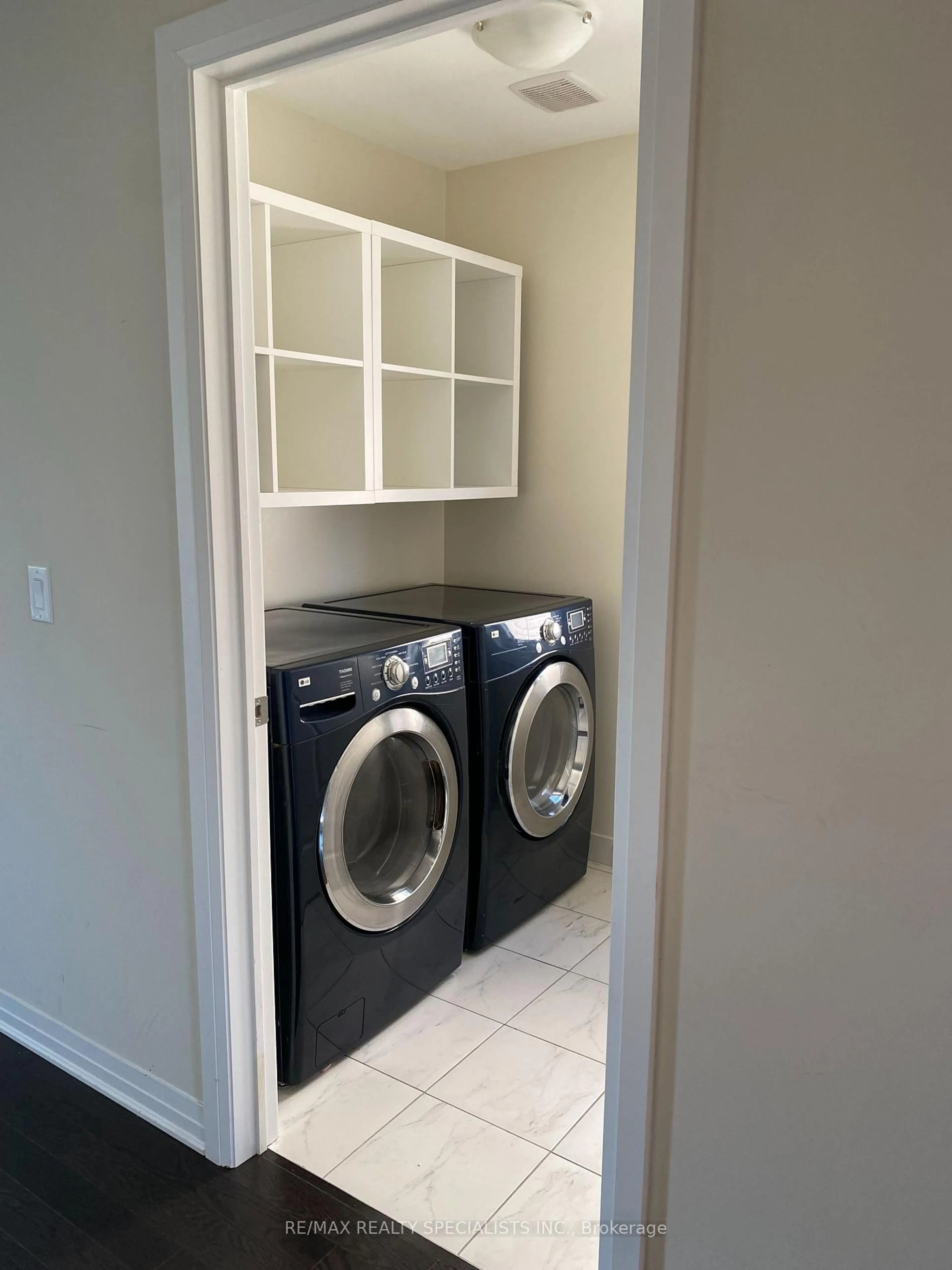 Laundry room for 4030 Fracchioni Dr, Lincoln Ontario L3J 0R8
