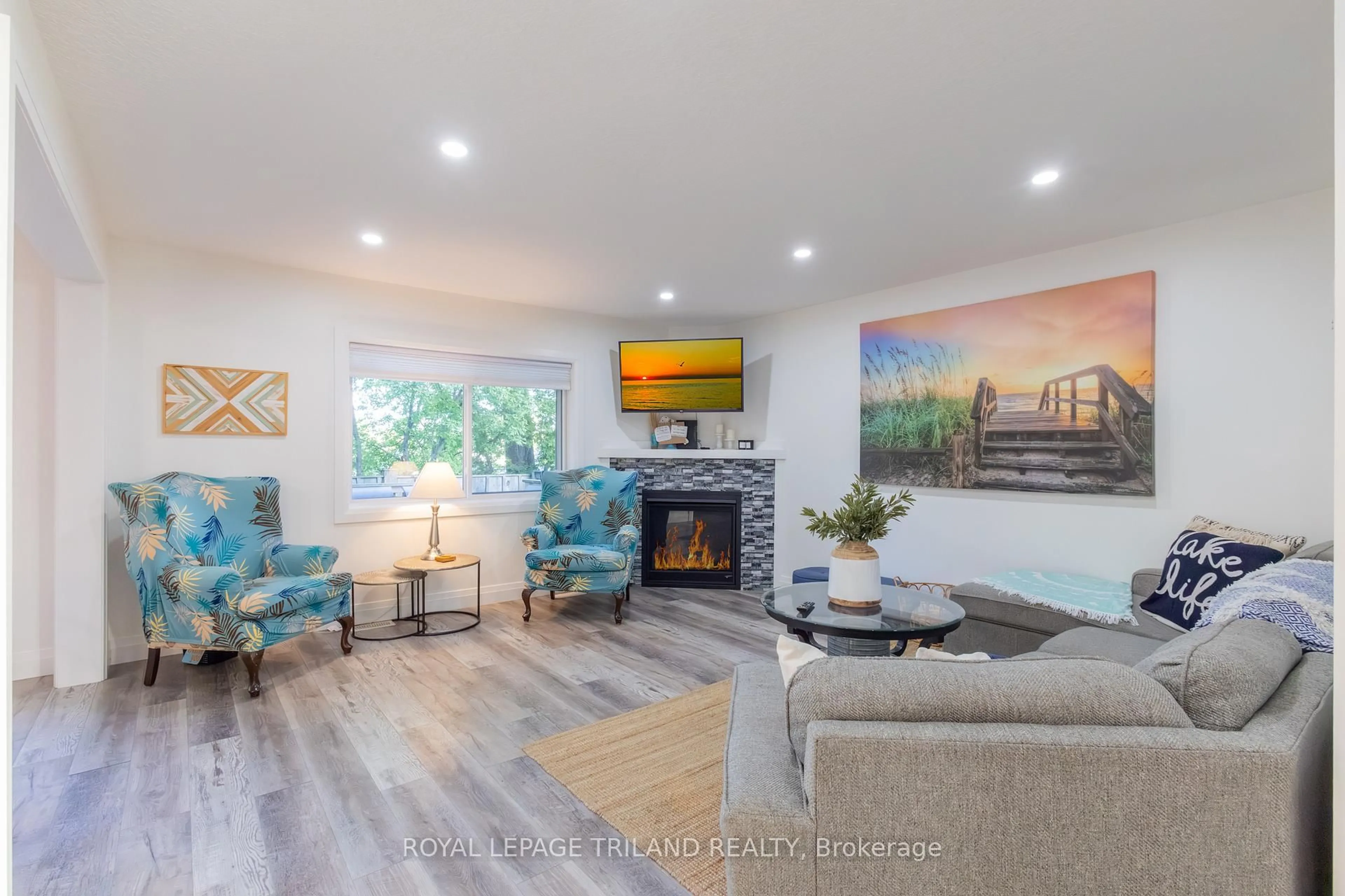 Living room with furniture, wood/laminate floor for 22 Wondergrove Crt, Lambton Shores Ontario N0M 1T0