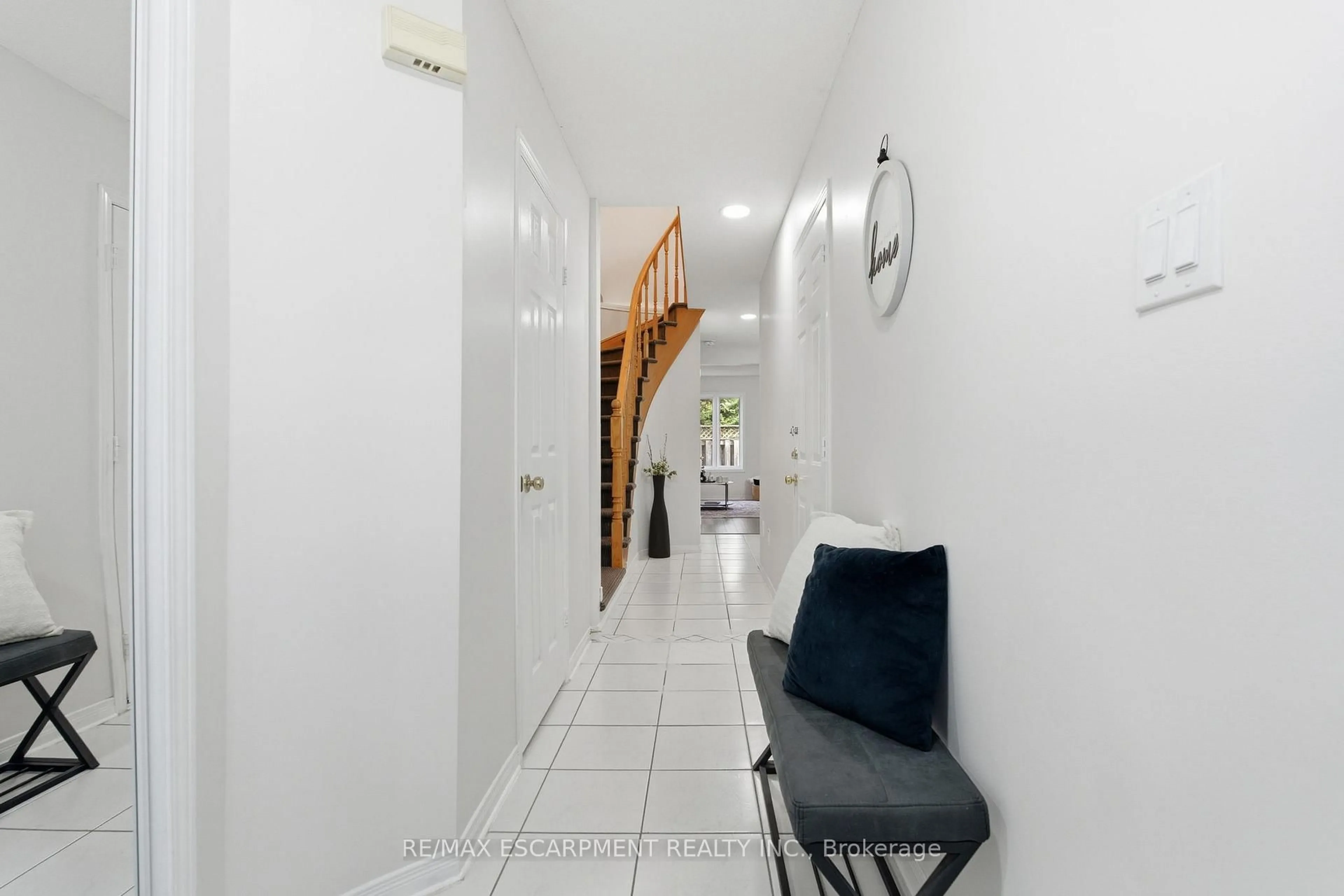 Indoor foyer for 100 Vineberg Dr #25, Hamilton Ontario L8W 3X4