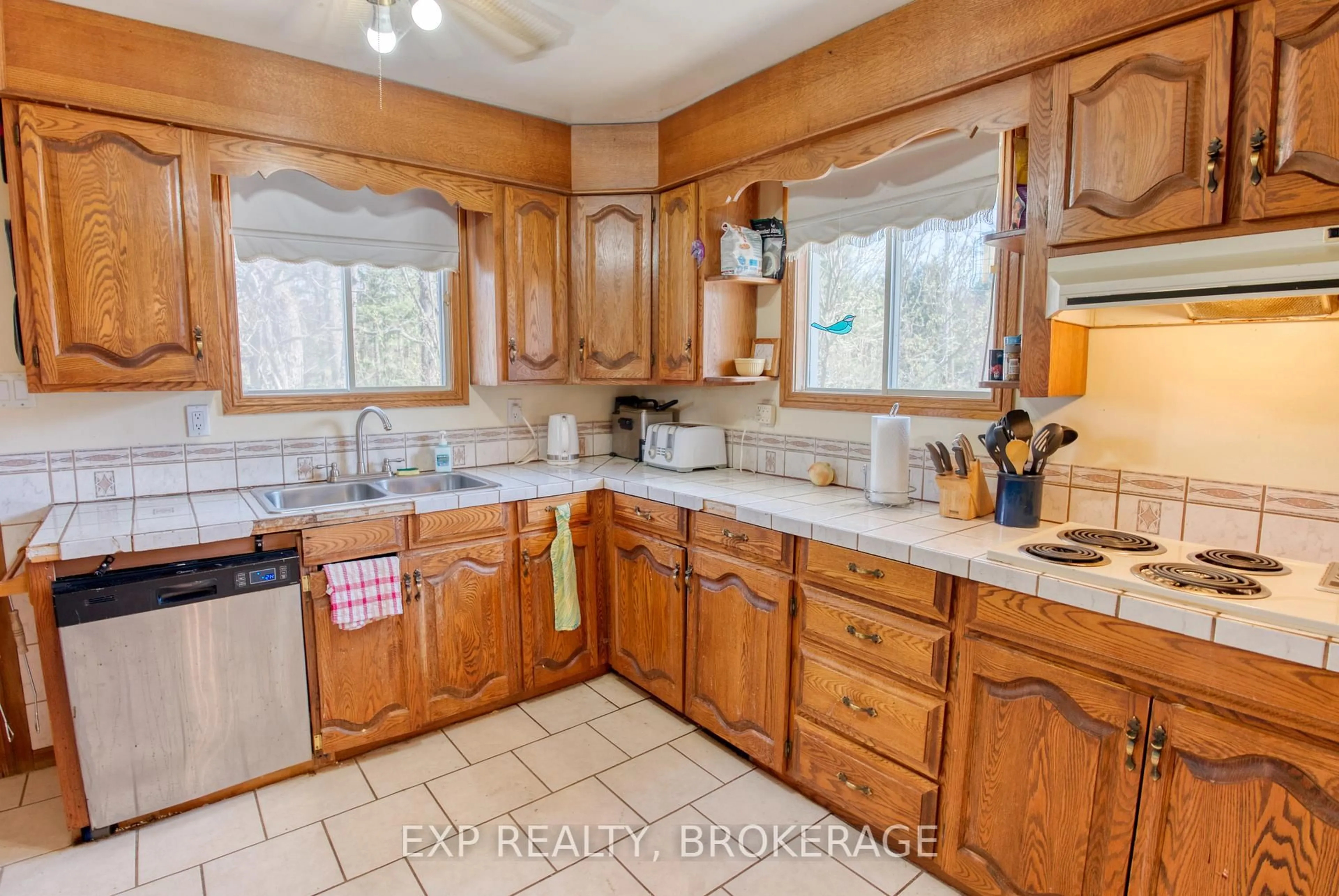 Standard kitchen, ceramic/tile floor for 2281 Upper Flinton Rd, Kaladar Ontario K0H 1P0