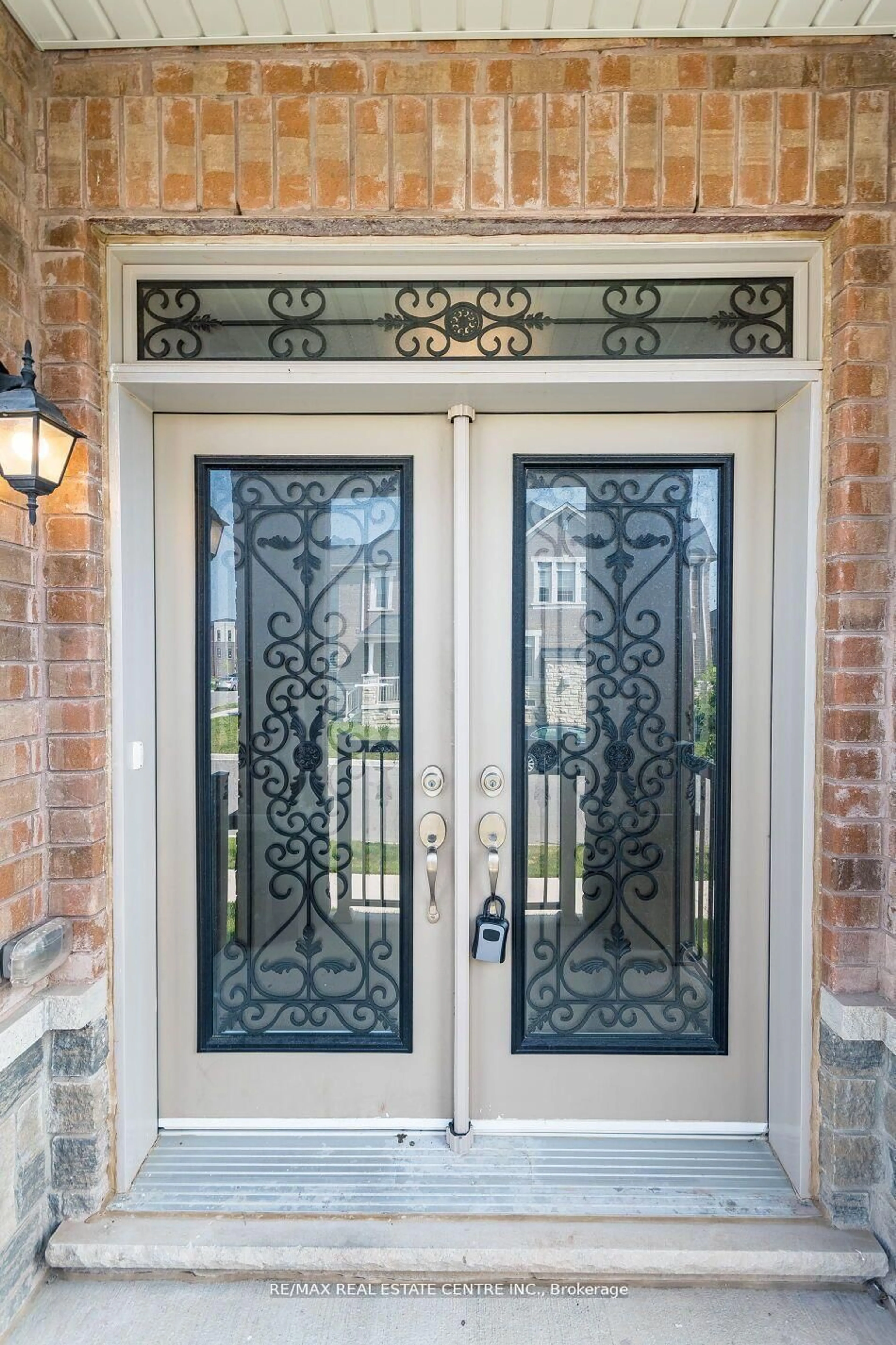 Indoor entryway for 62 Granite Ridge Tr, Hamilton Ontario L8B 1Y6