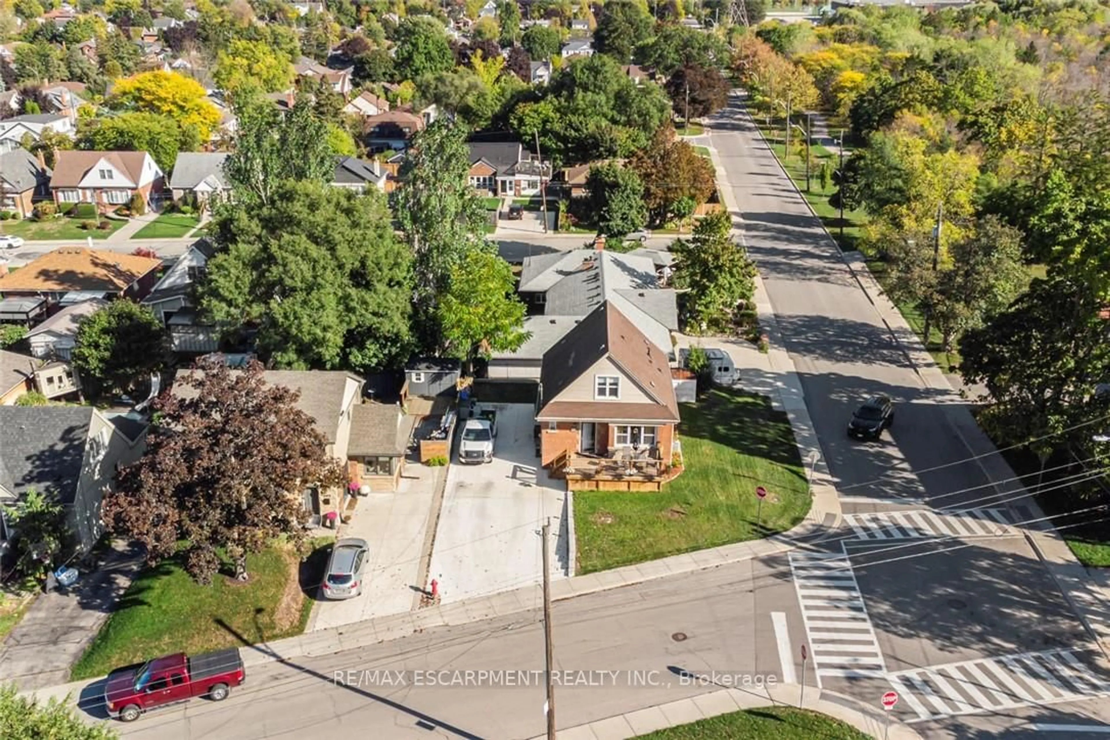 A pic from outside/outdoor area/front of a property/back of a property/a pic from drone, street for 199 Kimberly Dr, Hamilton Ontario L8K 4L2