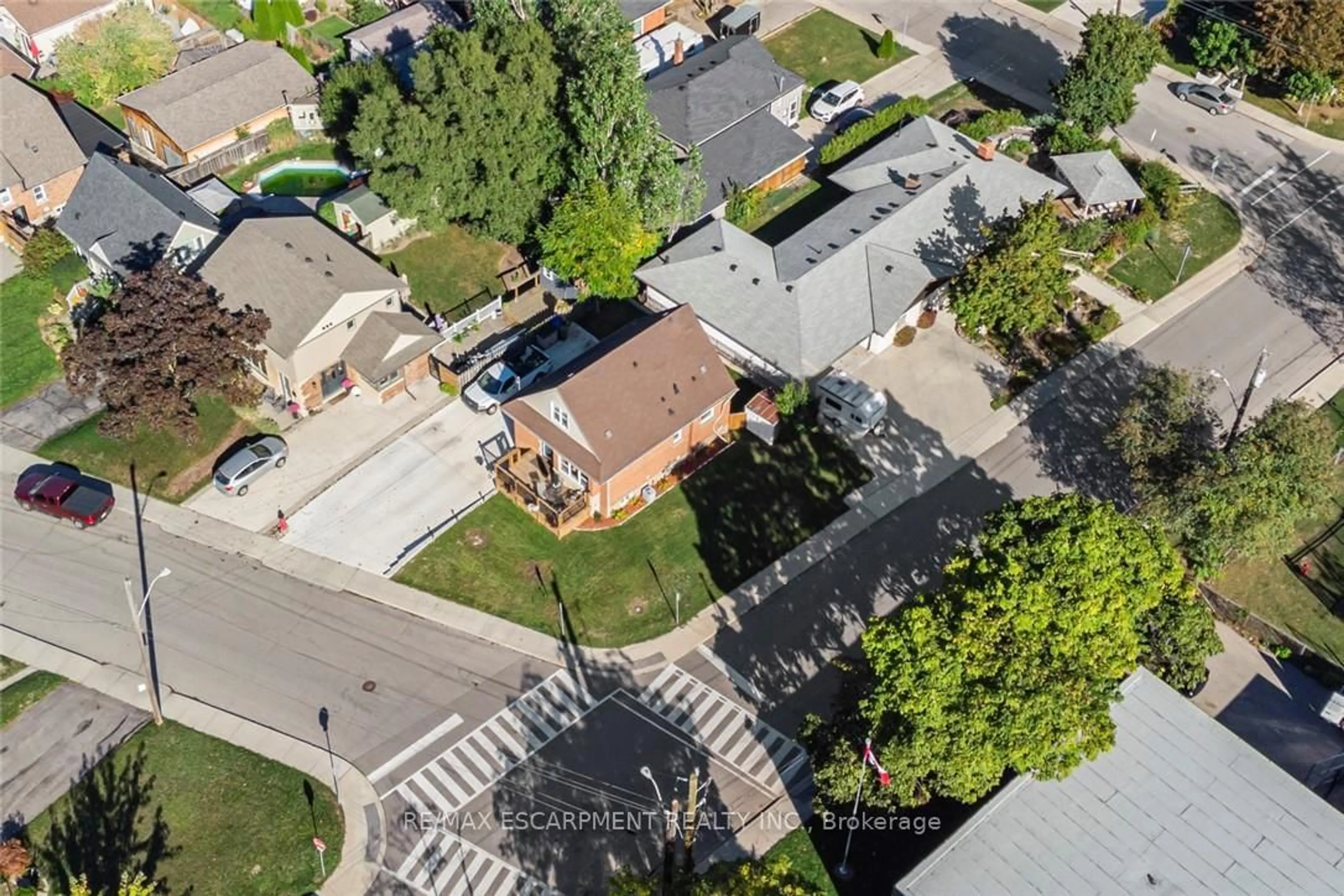 A pic from outside/outdoor area/front of a property/back of a property/a pic from drone, street for 199 Kimberly Dr, Hamilton Ontario L8K 4L2