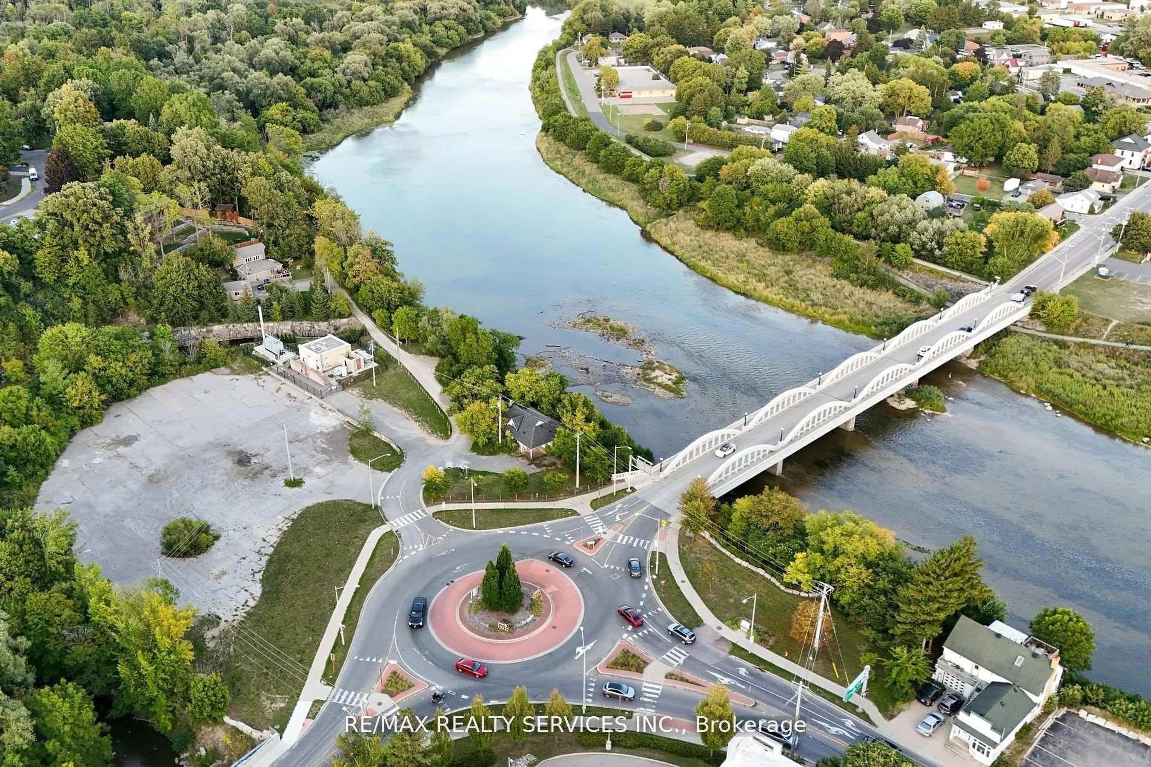 A pic from outside/outdoor area/front of a property/back of a property/a pic from drone, water/lake/river/ocean view for 26 Woolwich St, Kitchener Ontario N2K 1R9