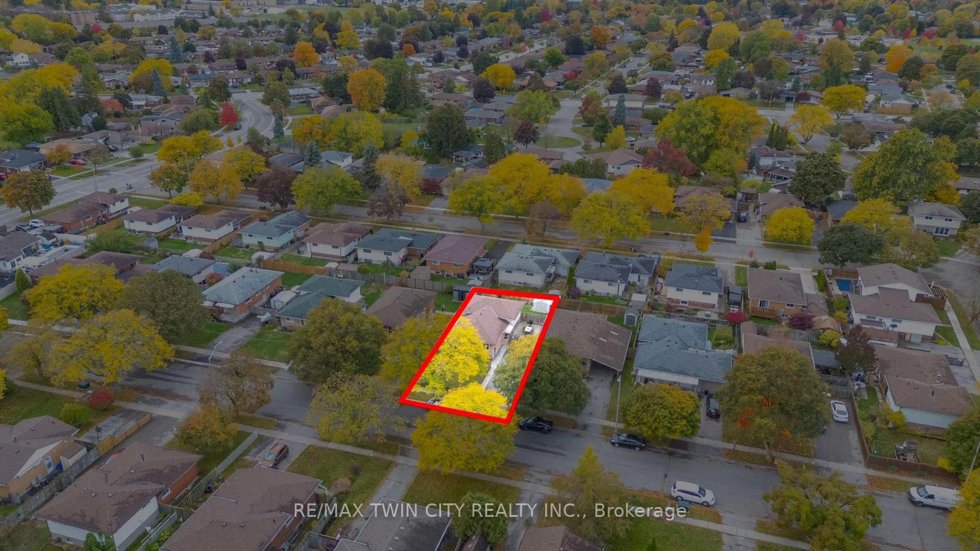 A pic from outside/outdoor area/front of a property/back of a property/a pic from drone, street for 42 Palm Cres, Brantford Ontario N3R 5G2