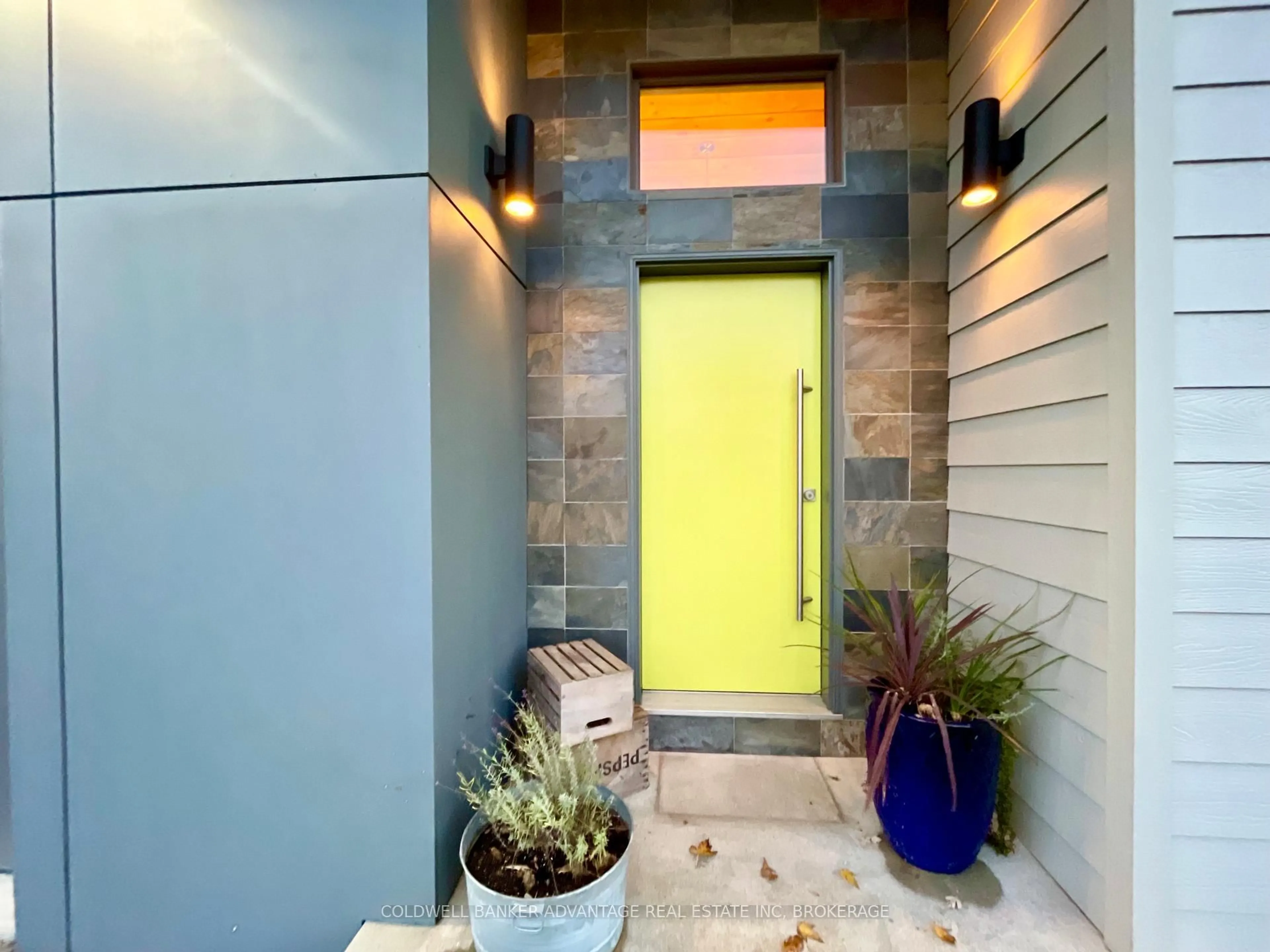 Indoor entryway for 817 Doans Ridge Rd, Welland Ontario L3B 5N7