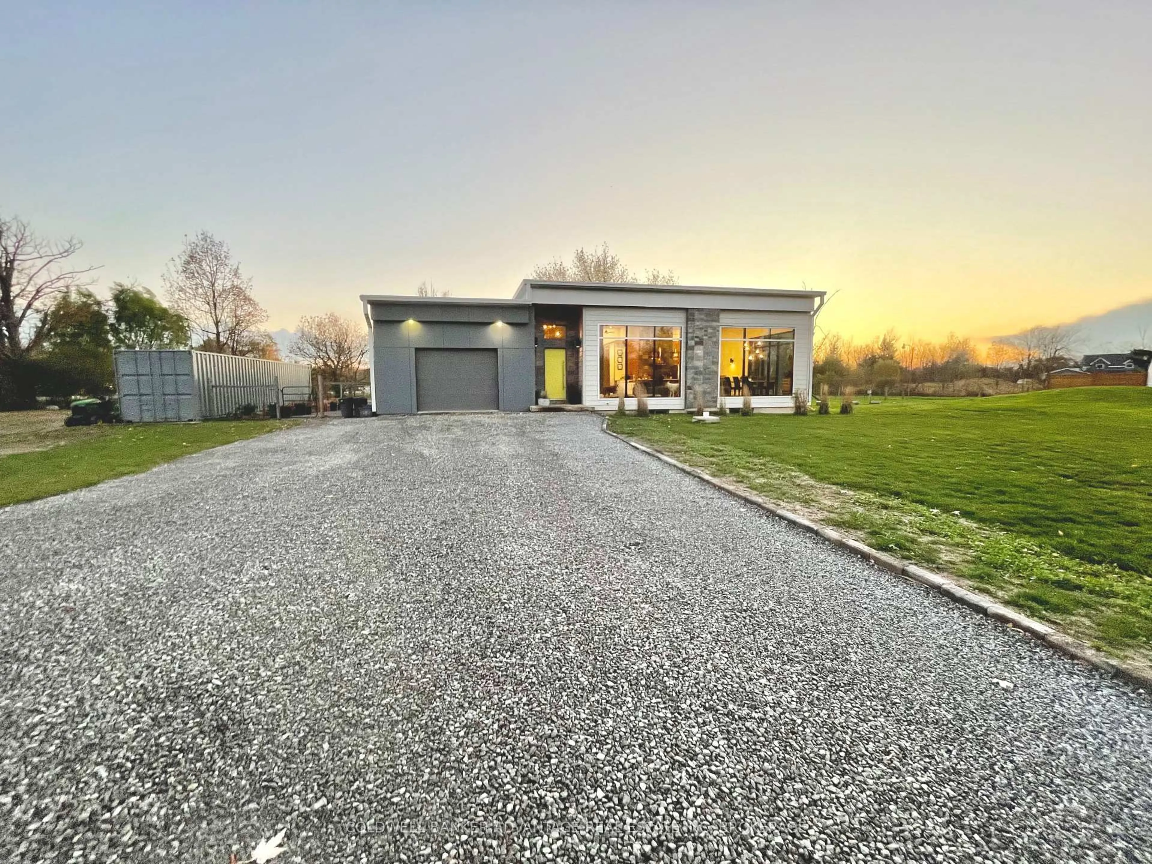 A pic from outside/outdoor area/front of a property/back of a property/a pic from drone, street for 817 Doans Ridge Rd, Welland Ontario L3B 5N7