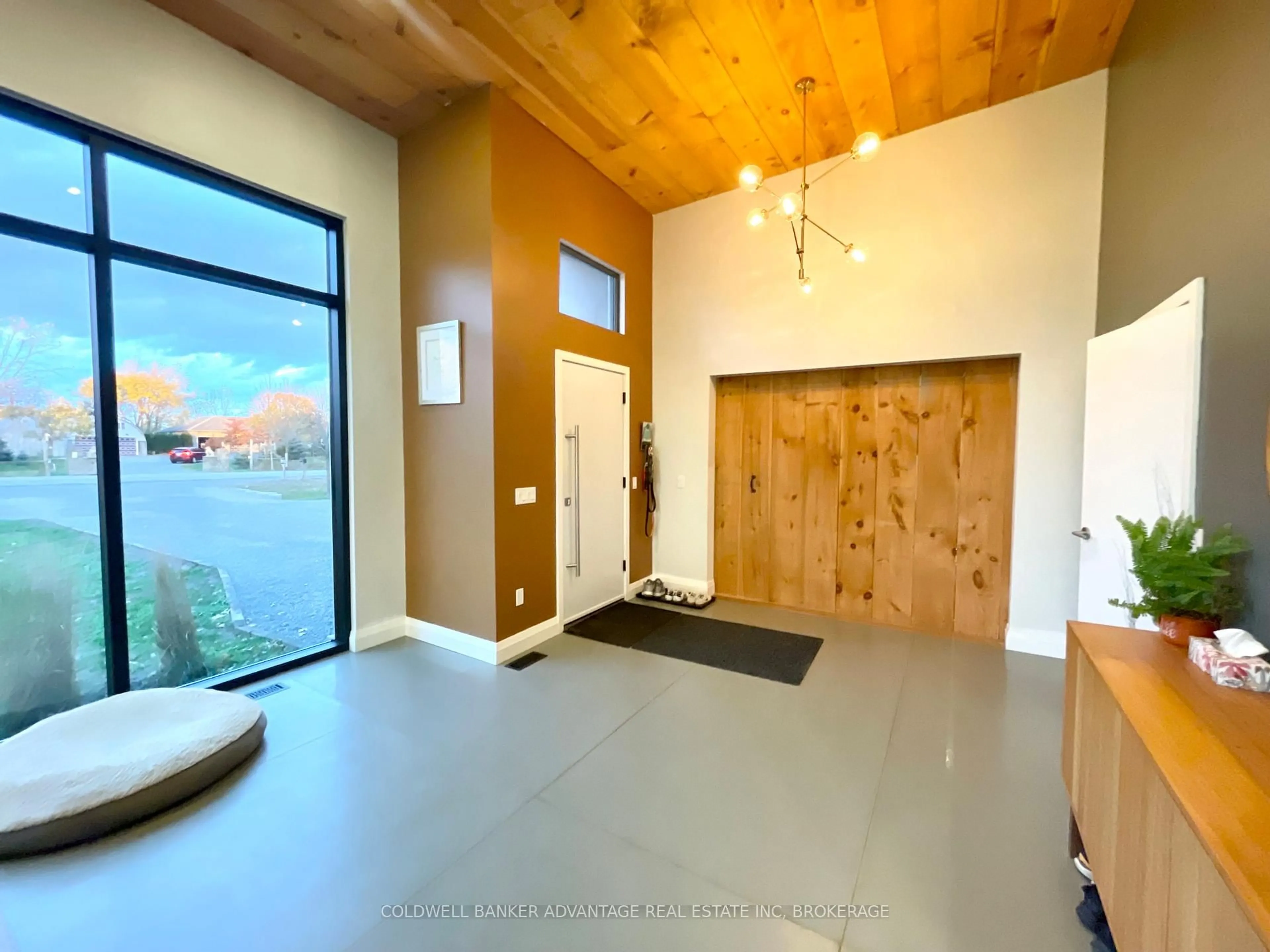 Indoor entryway for 817 Doans Ridge Rd, Welland Ontario L3B 5N7