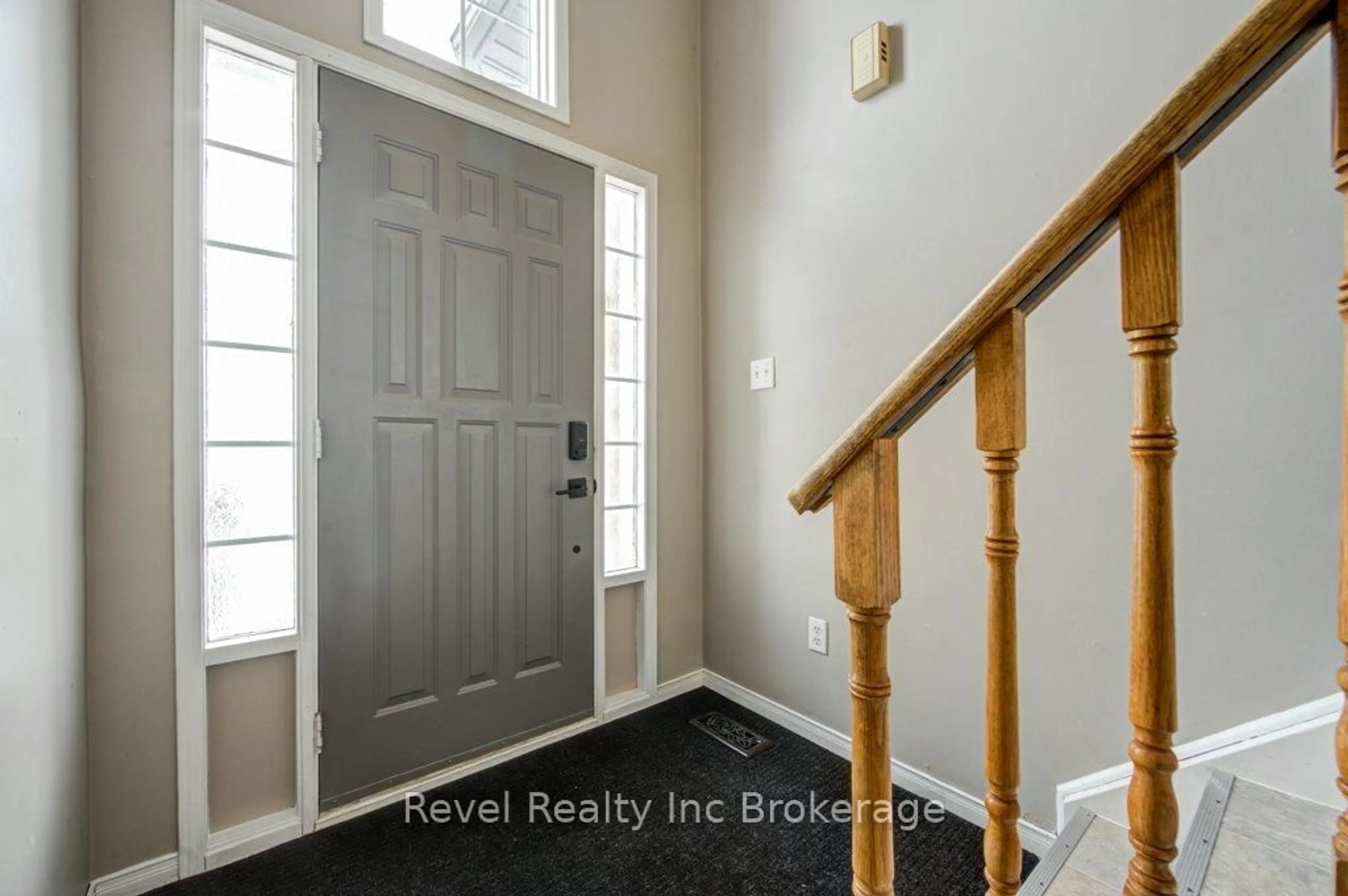 Indoor entryway for 118 Canrobert St, Woodstock Ontario N4S 8X5