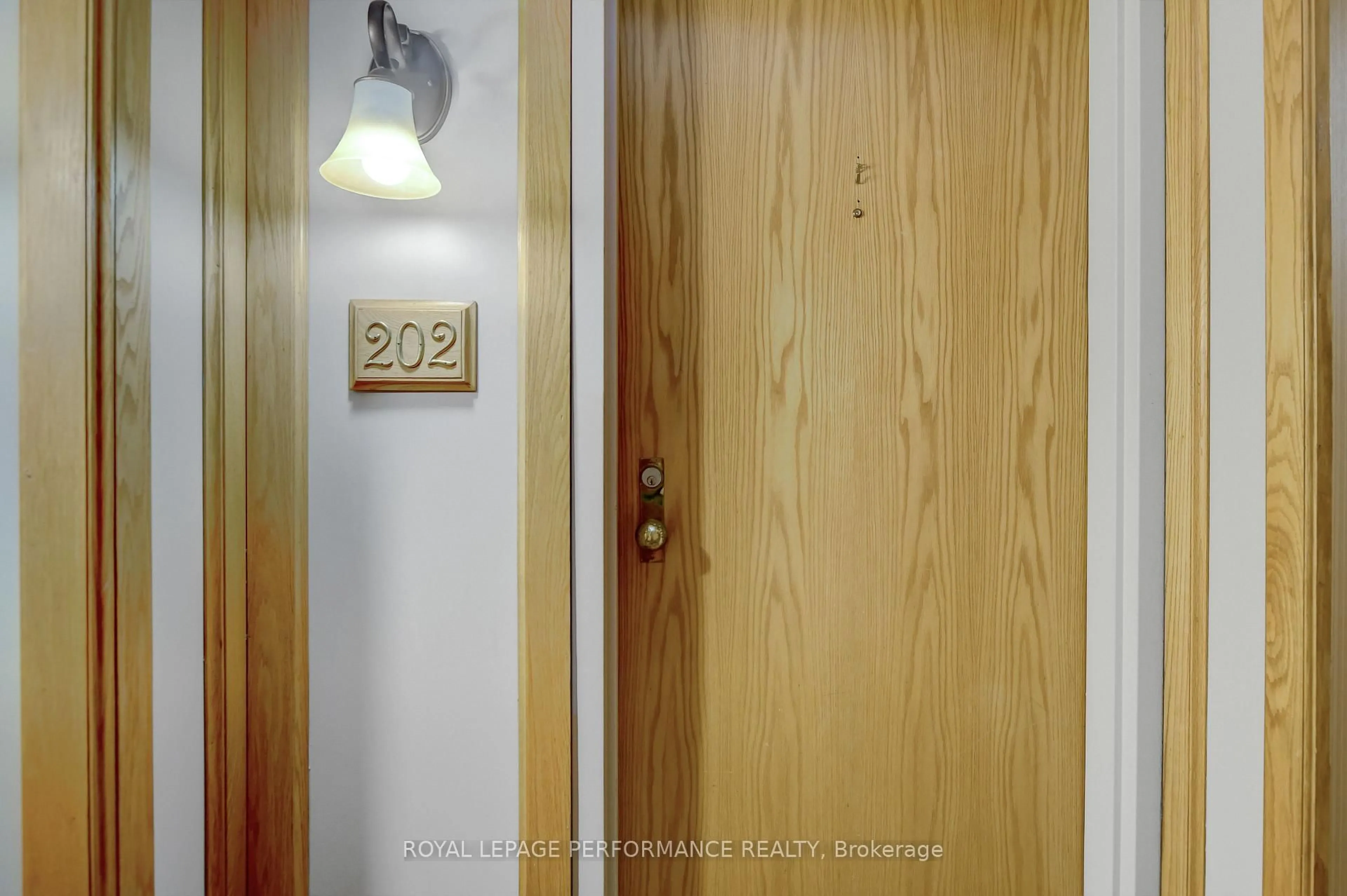 Indoor entryway for 320 Crichton St #202, Ottawa Ontario K1M 1W5