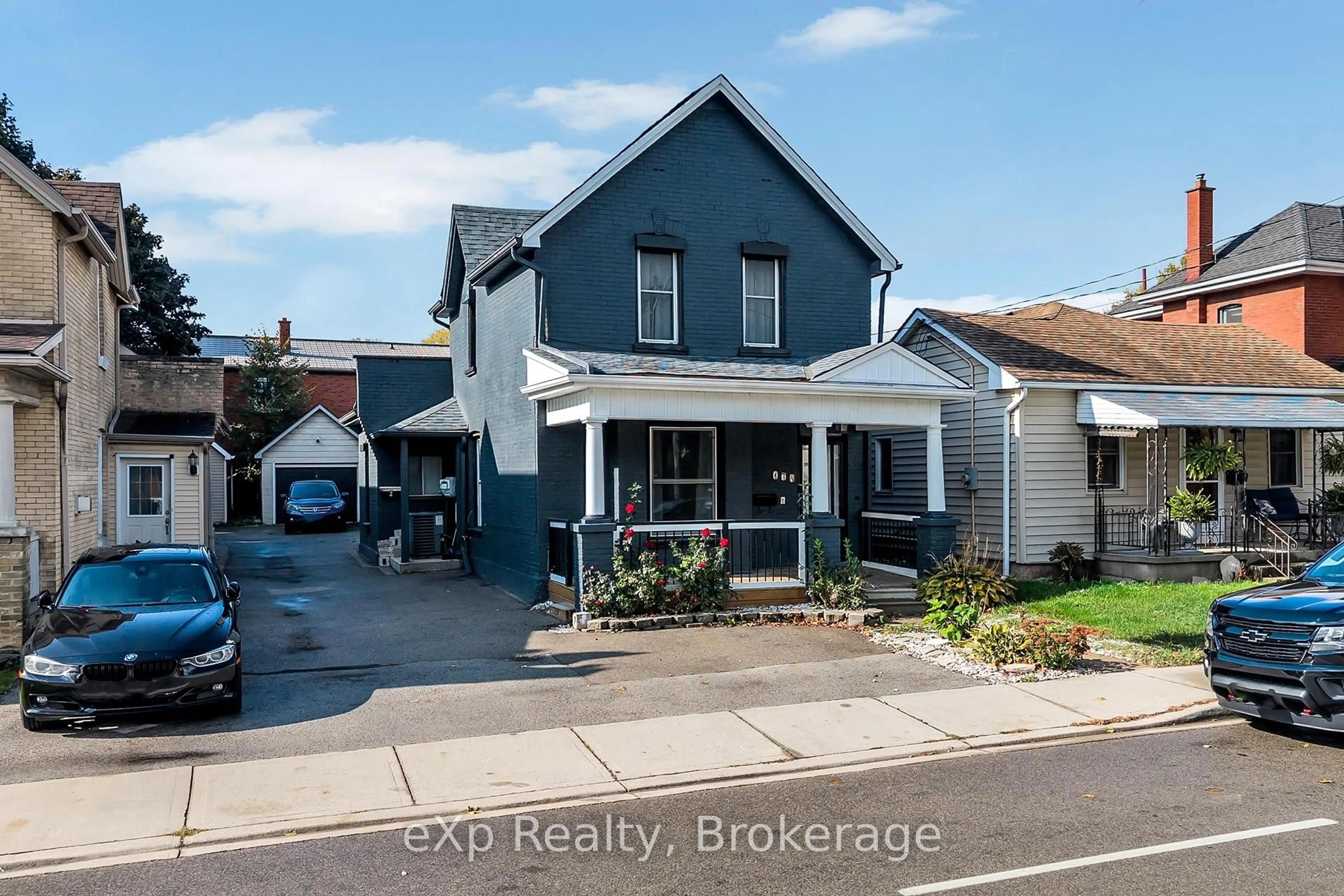 A pic from outside/outdoor area/front of a property/back of a property/a pic from drone, street for 174 William St, Brantford Ontario N3T 3L5