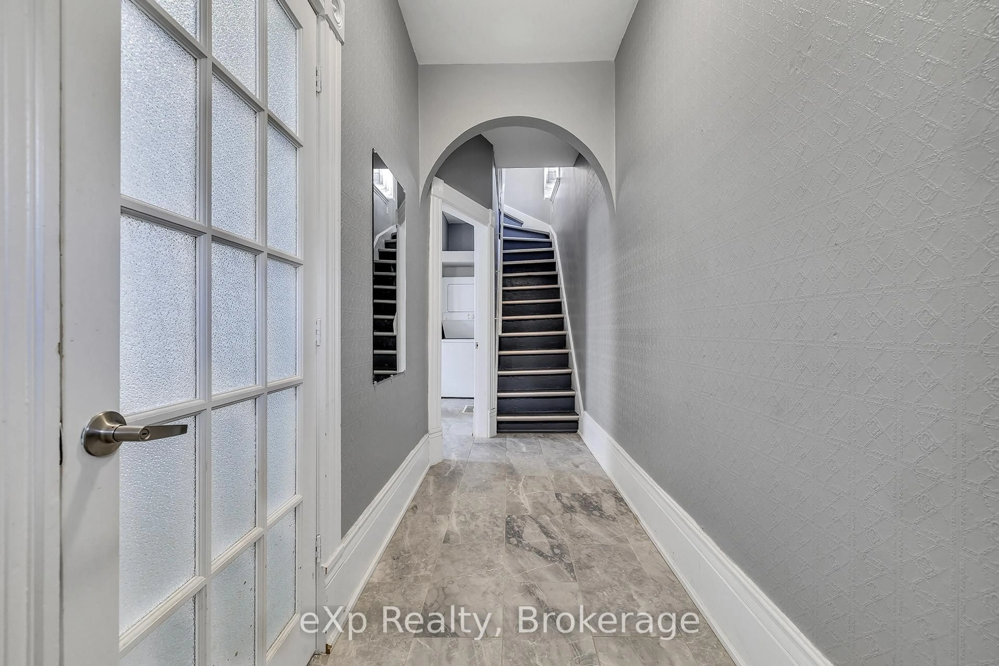 Indoor entryway for 174 William St, Brantford Ontario N3T 3L5