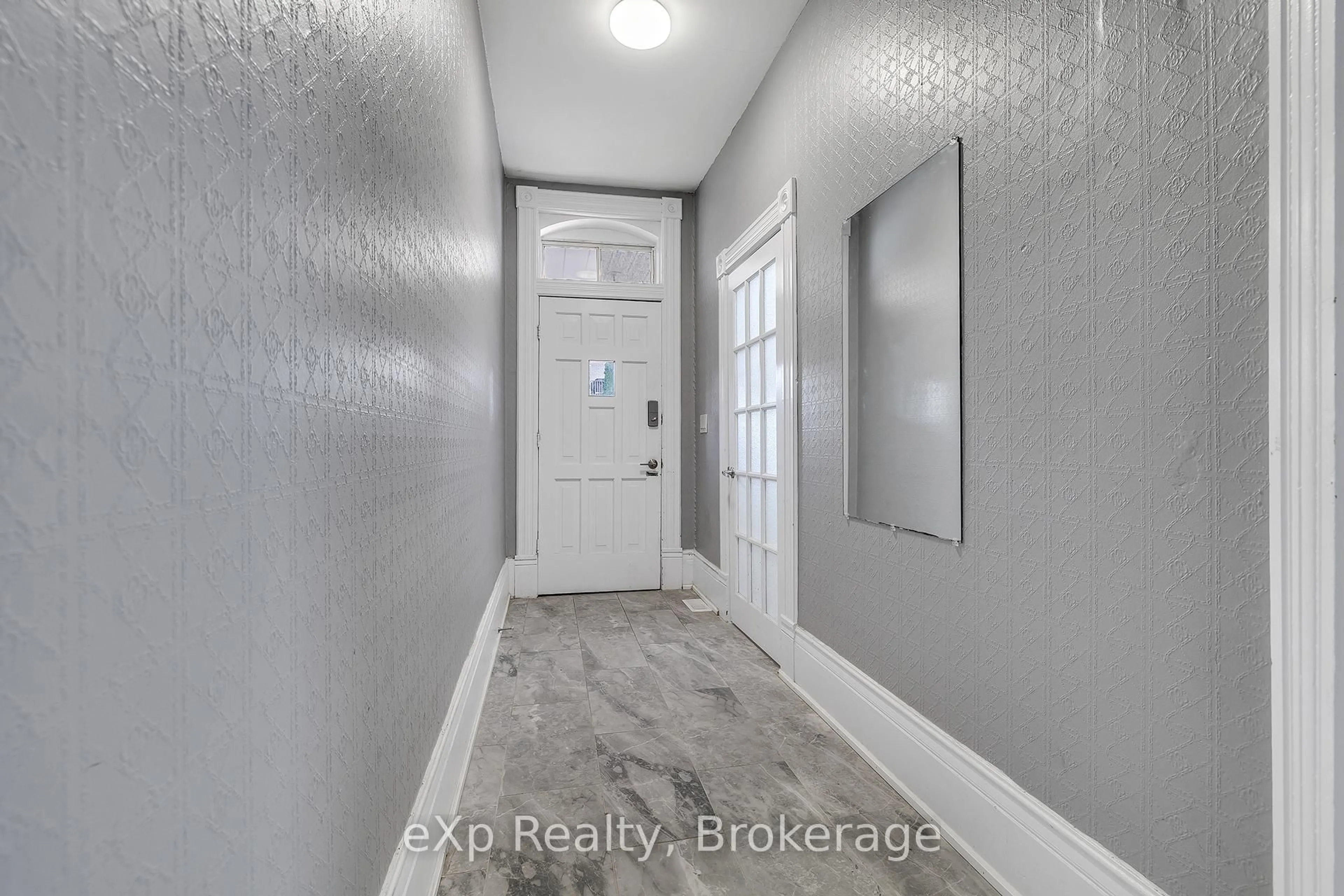 Indoor entryway for 174 William St, Brantford Ontario N3T 3L5
