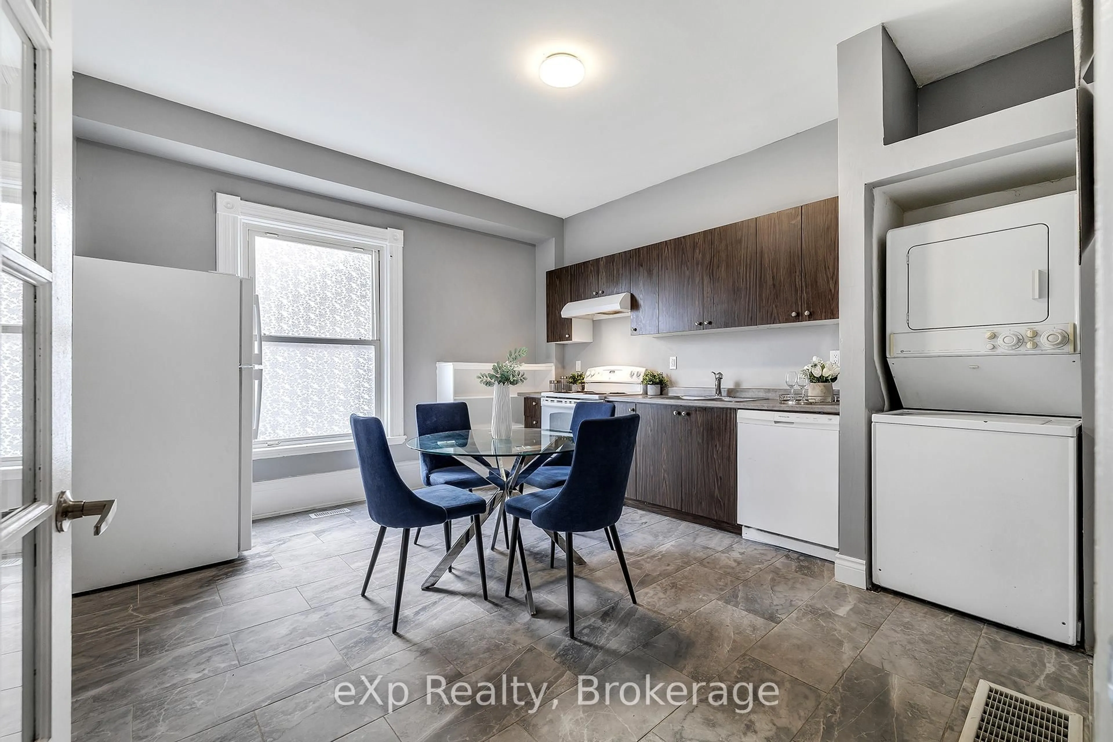 Open concept kitchen, unknown for 174 William St, Brantford Ontario N3T 3L5