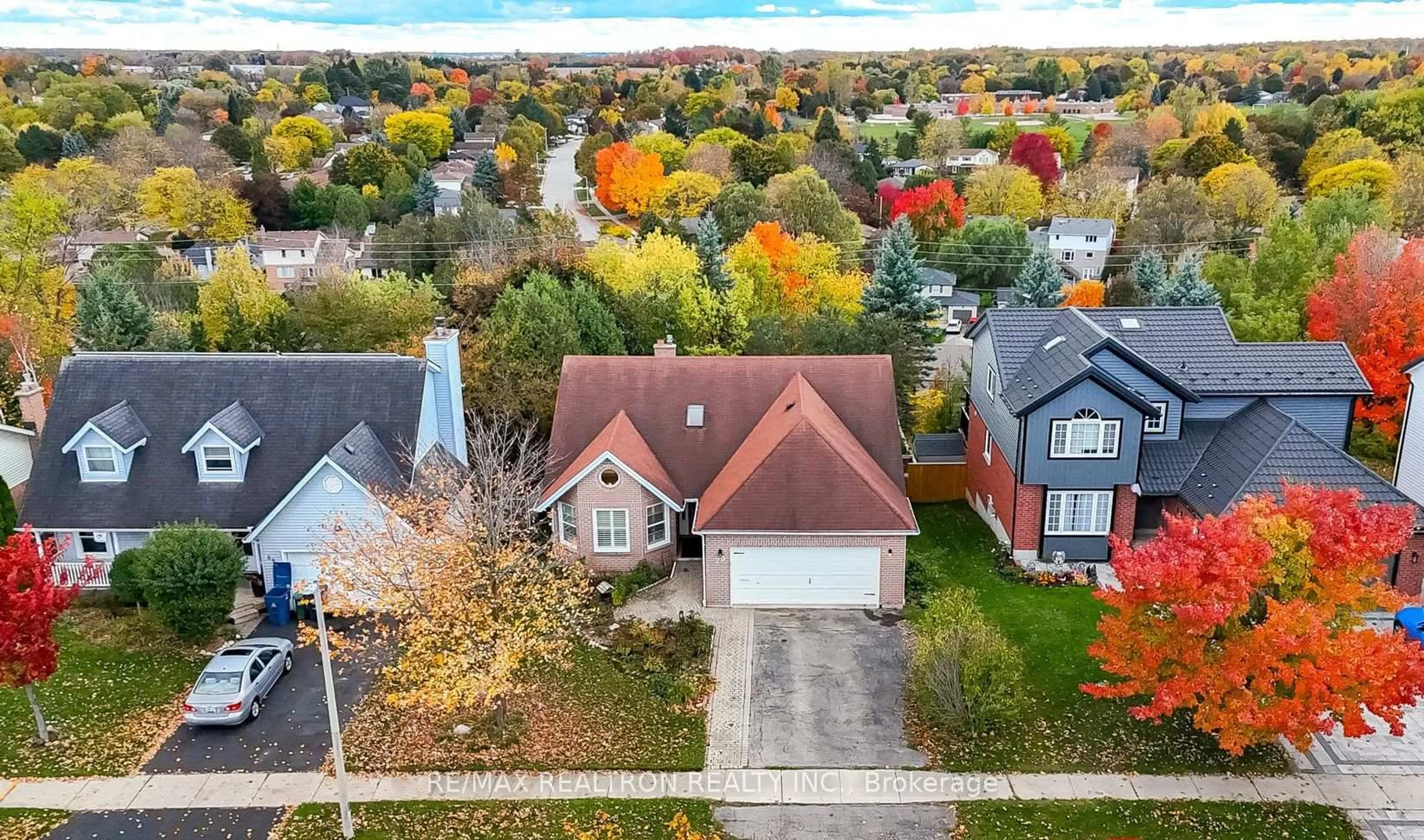A pic from outside/outdoor area/front of a property/back of a property/a pic from drone, street for 70 Pinnacle Cres, Guelph Ontario N1K 1P6