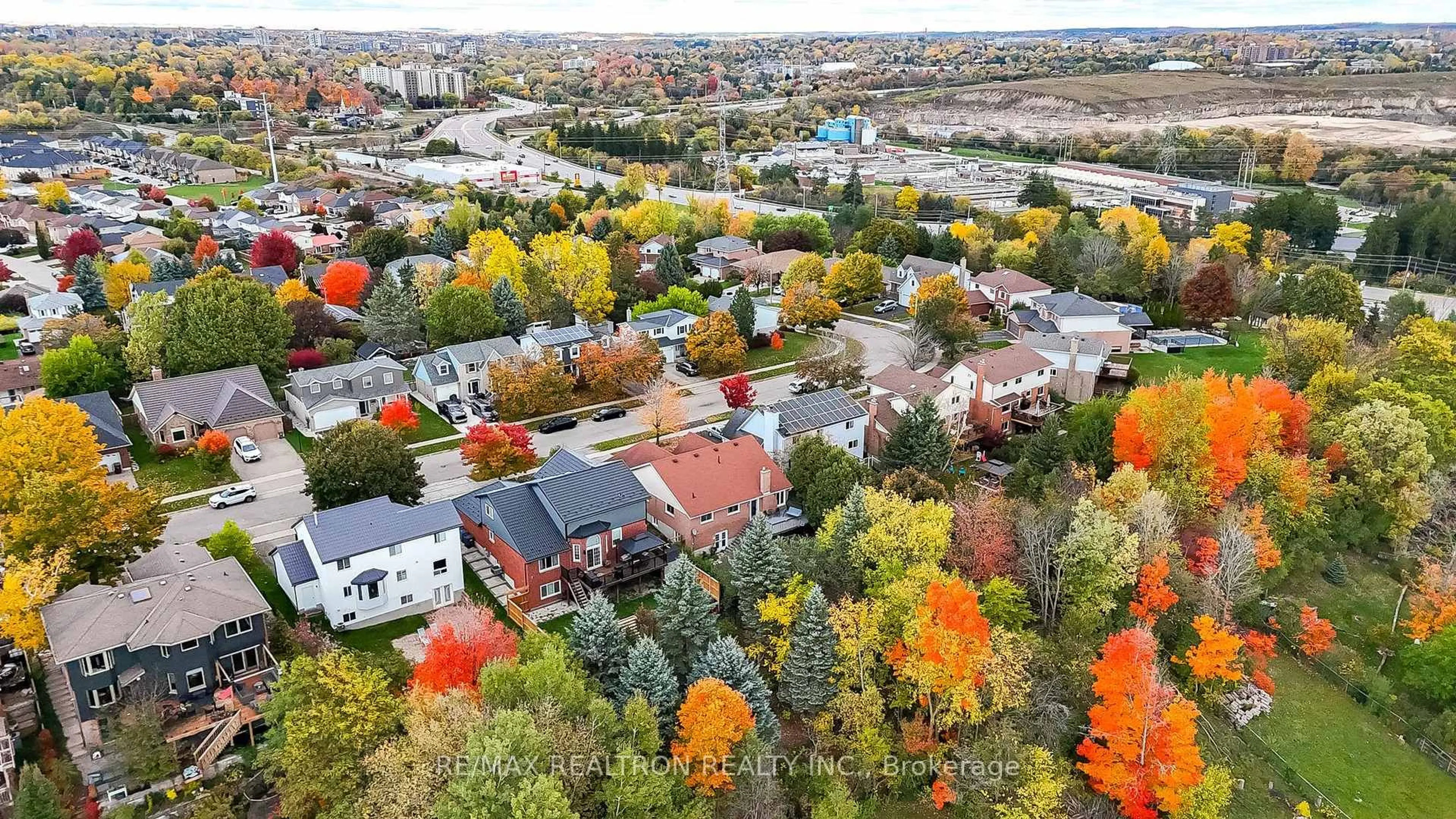 A pic from outside/outdoor area/front of a property/back of a property/a pic from drone, street for 70 Pinnacle Cres, Guelph Ontario N1K 1P6