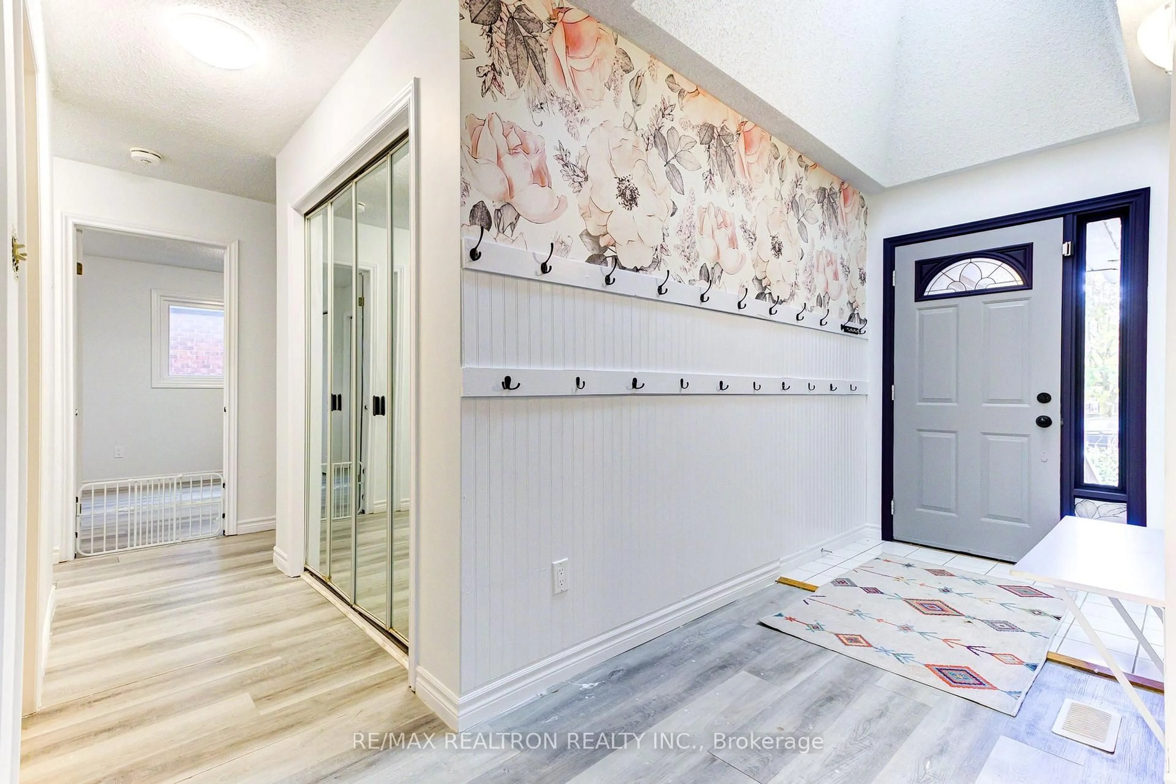 Indoor entryway for 70 Pinnacle Cres, Guelph Ontario N1K 1P6