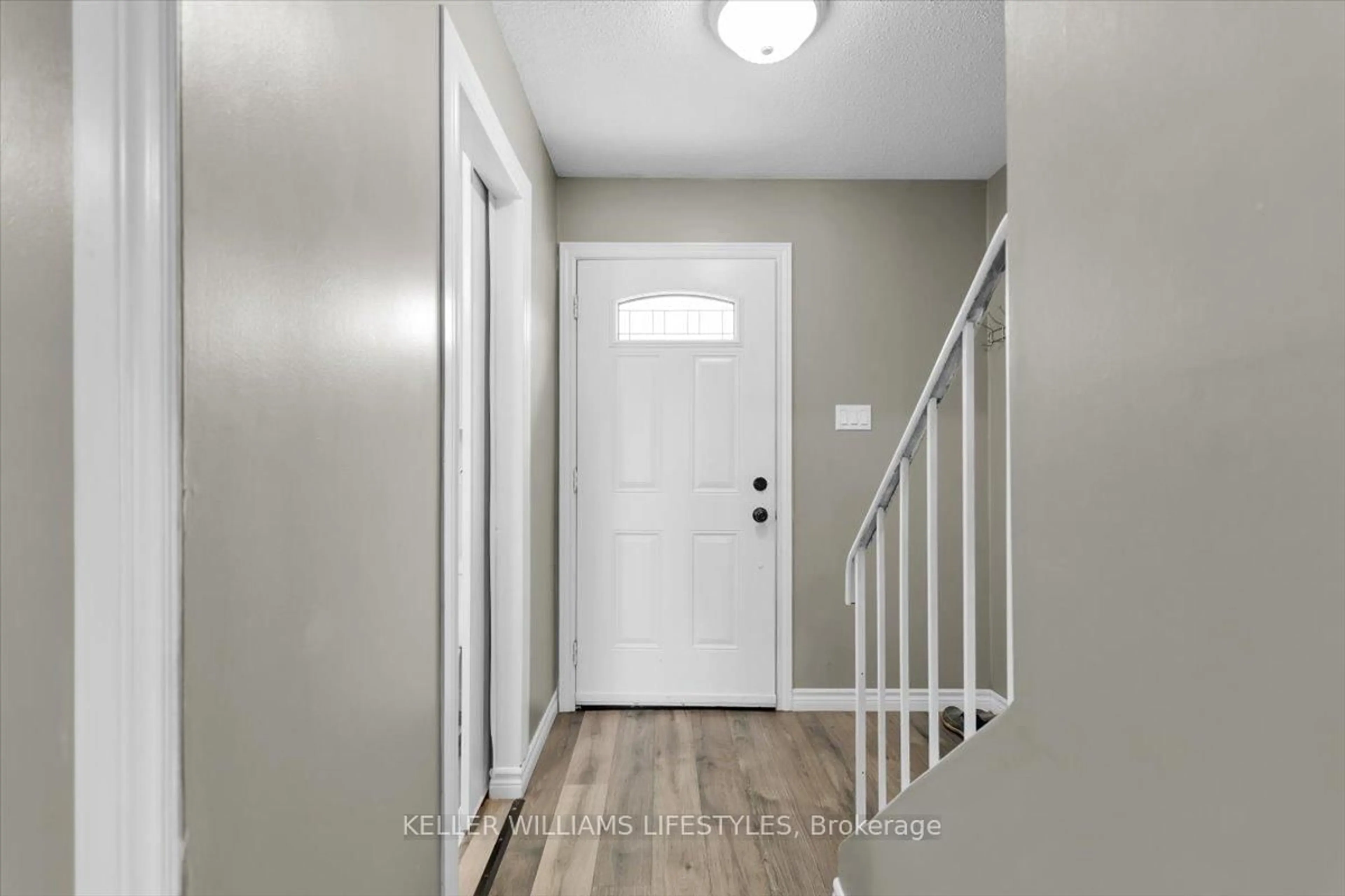 Indoor entryway for 1330 Jalna Blvd #152, London South Ontario N6E 2H7