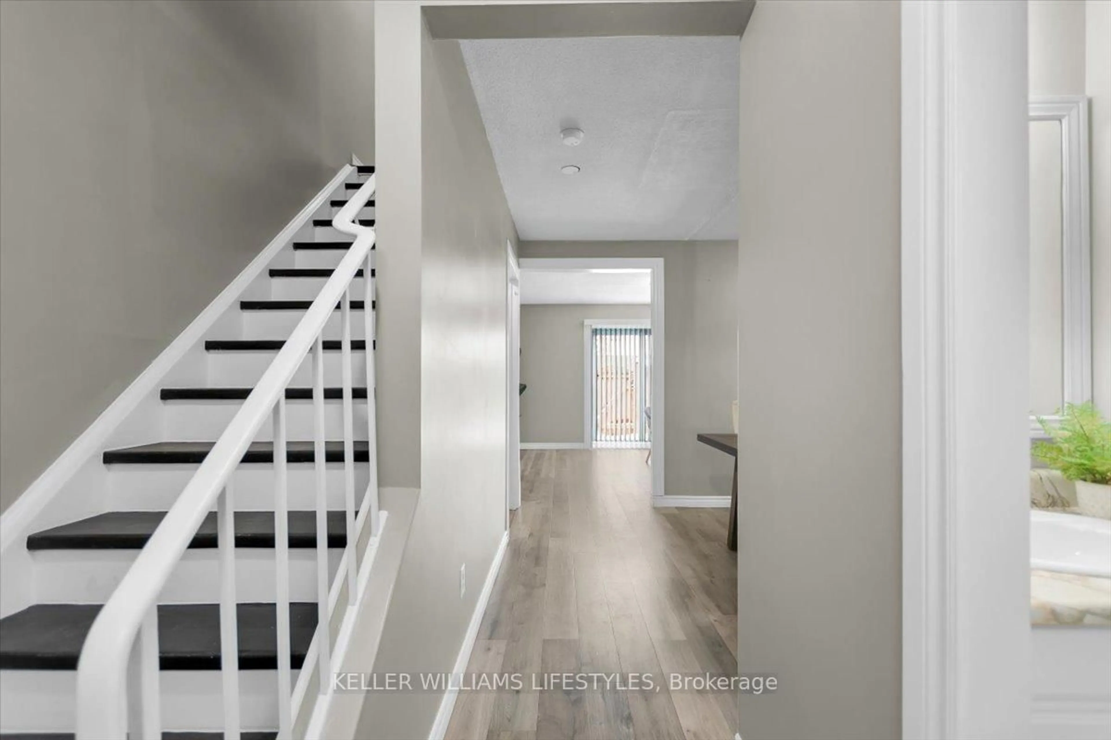 Indoor entryway for 1330 Jalna Blvd #152, London South Ontario N6E 2H7