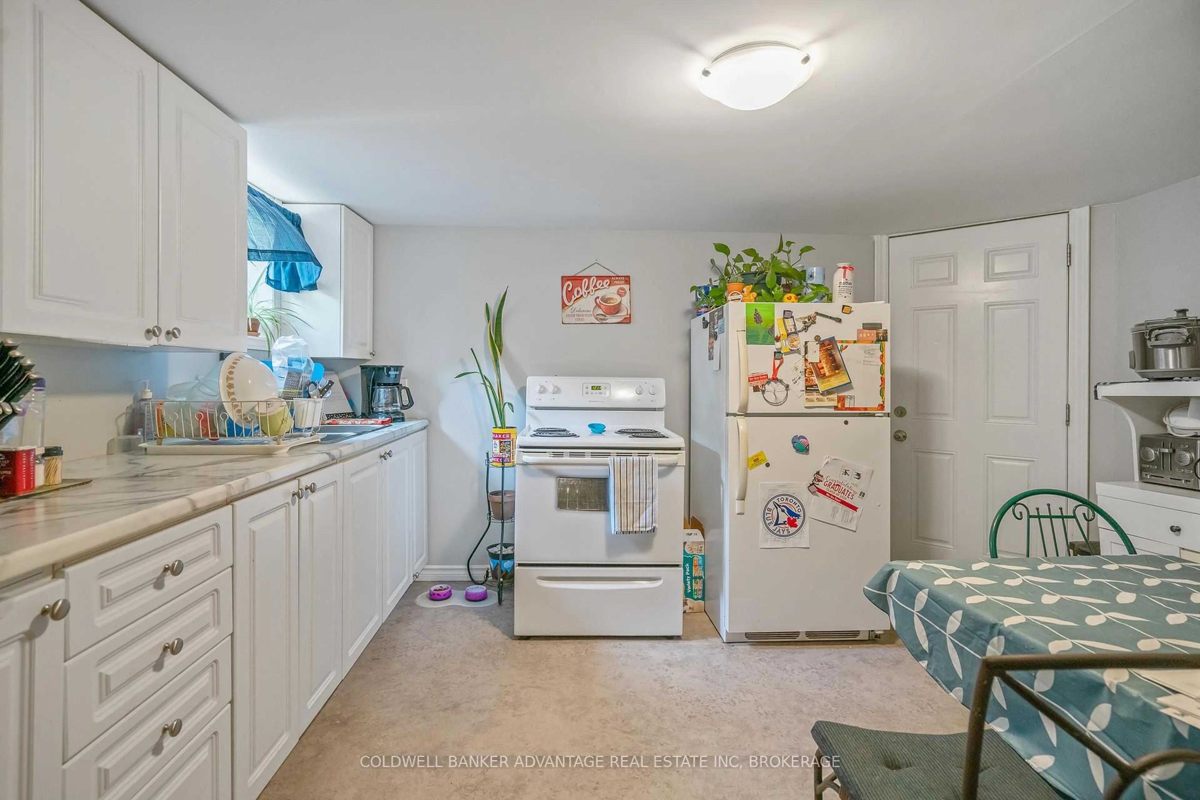 Standard kitchen, ceramic/tile floor for 51 Lyons Ave, Welland Ontario L3B 1L8