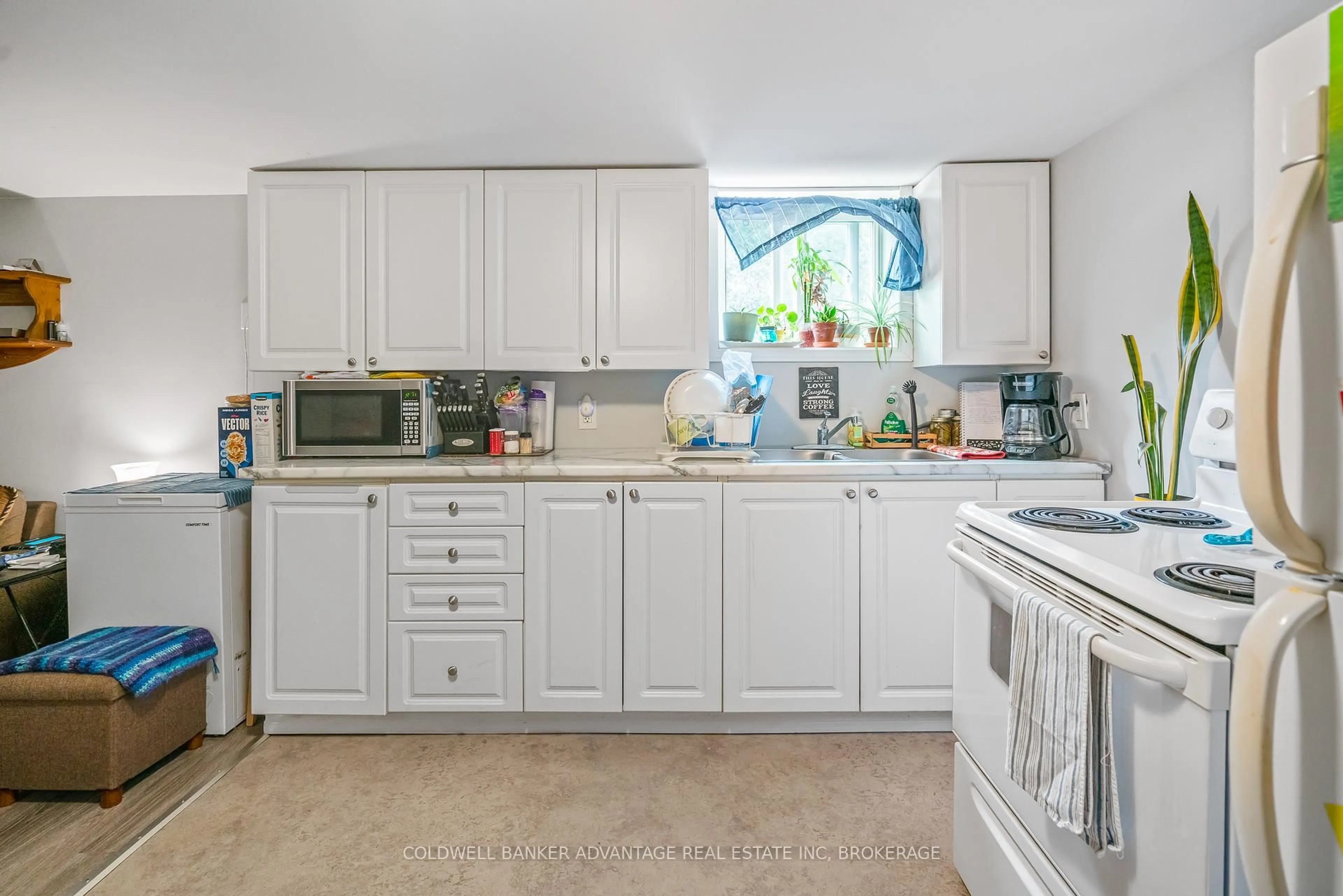 Standard kitchen, ceramic/tile floor for 51 Lyons Ave, Welland Ontario L3B 1L8