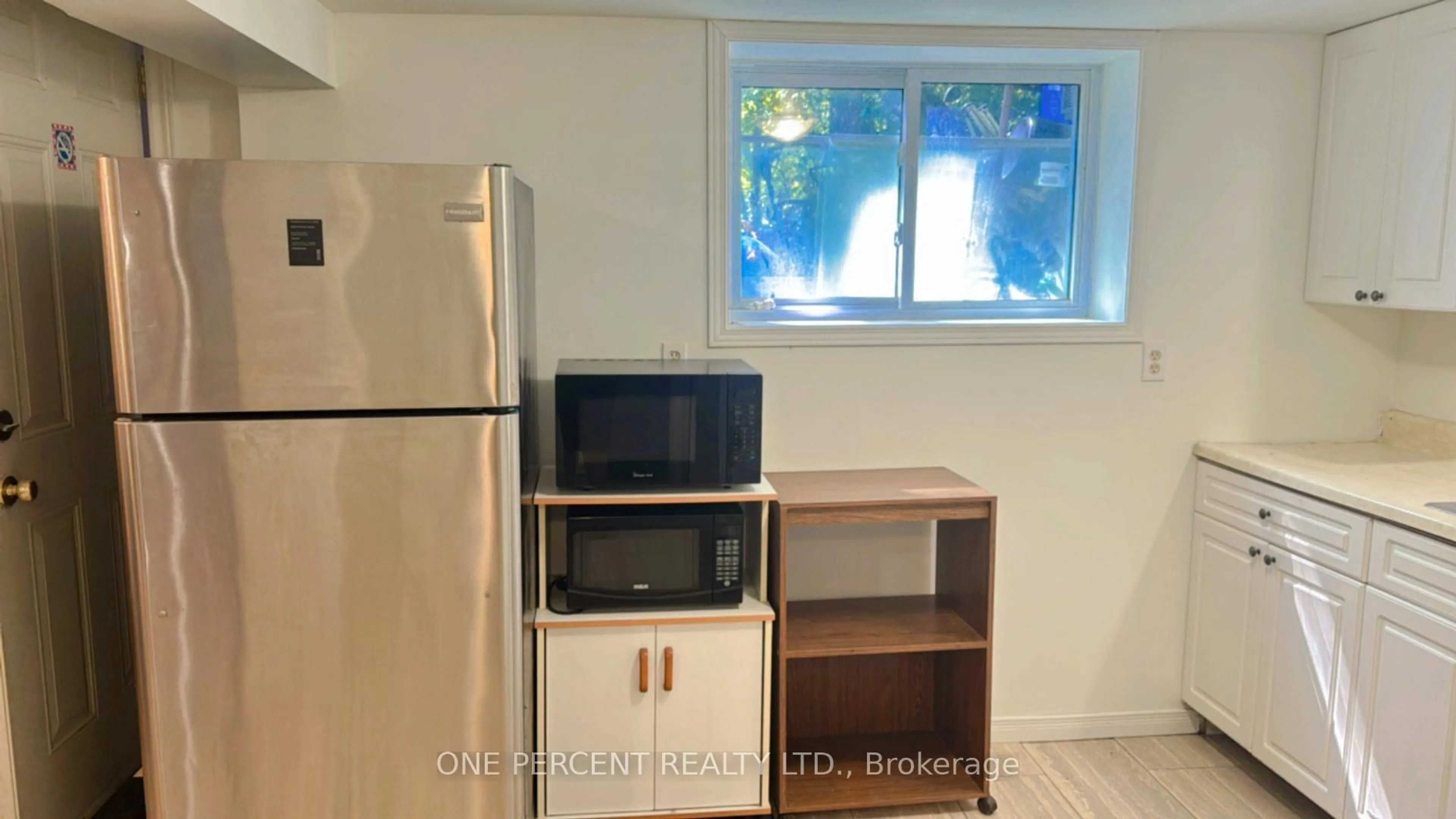 Standard kitchen, wood/laminate floor for 13 Moir St, London North Ontario N6H 1H7