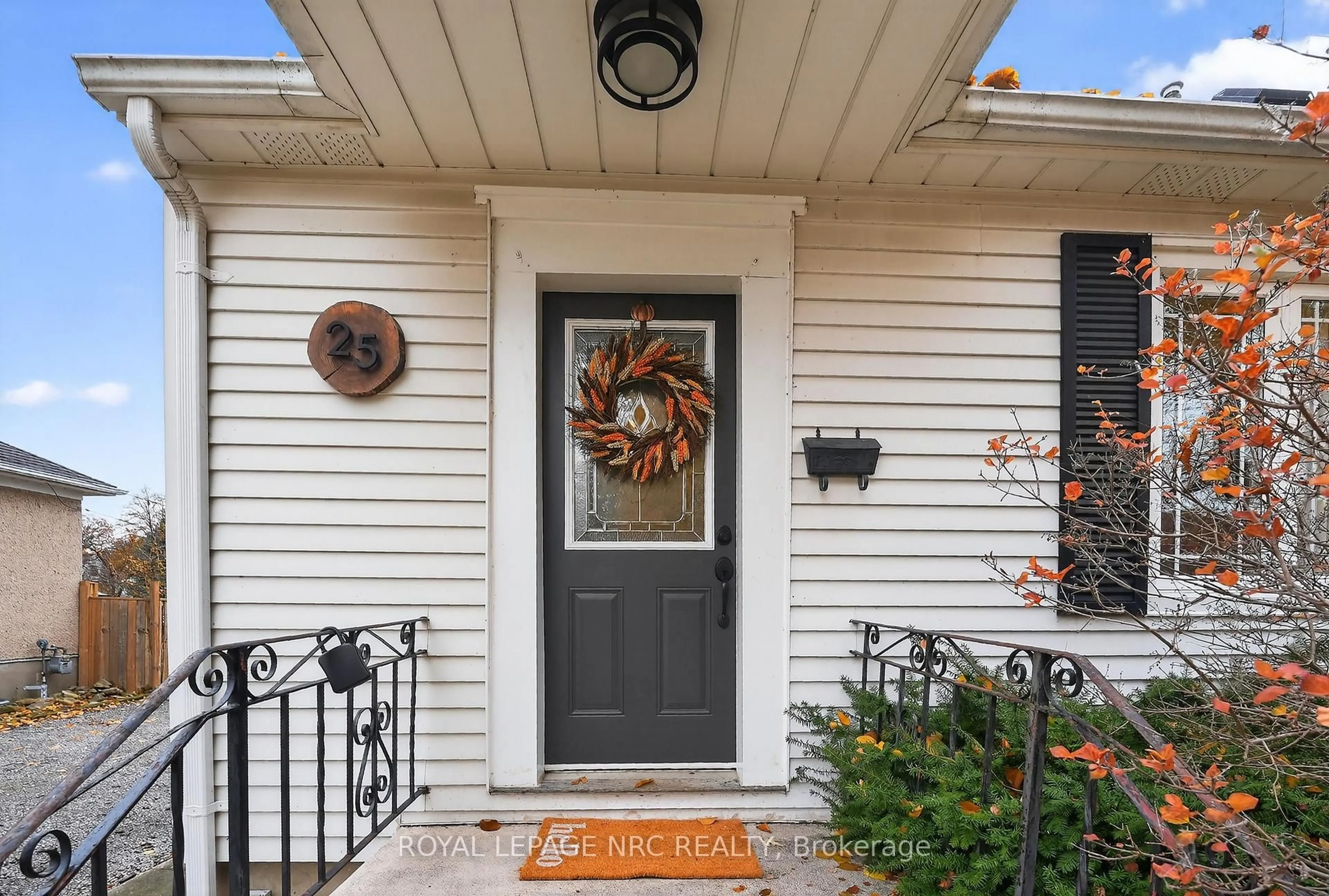 Indoor entryway for 25 Else St, St. Catharines Ontario L2N 2B9