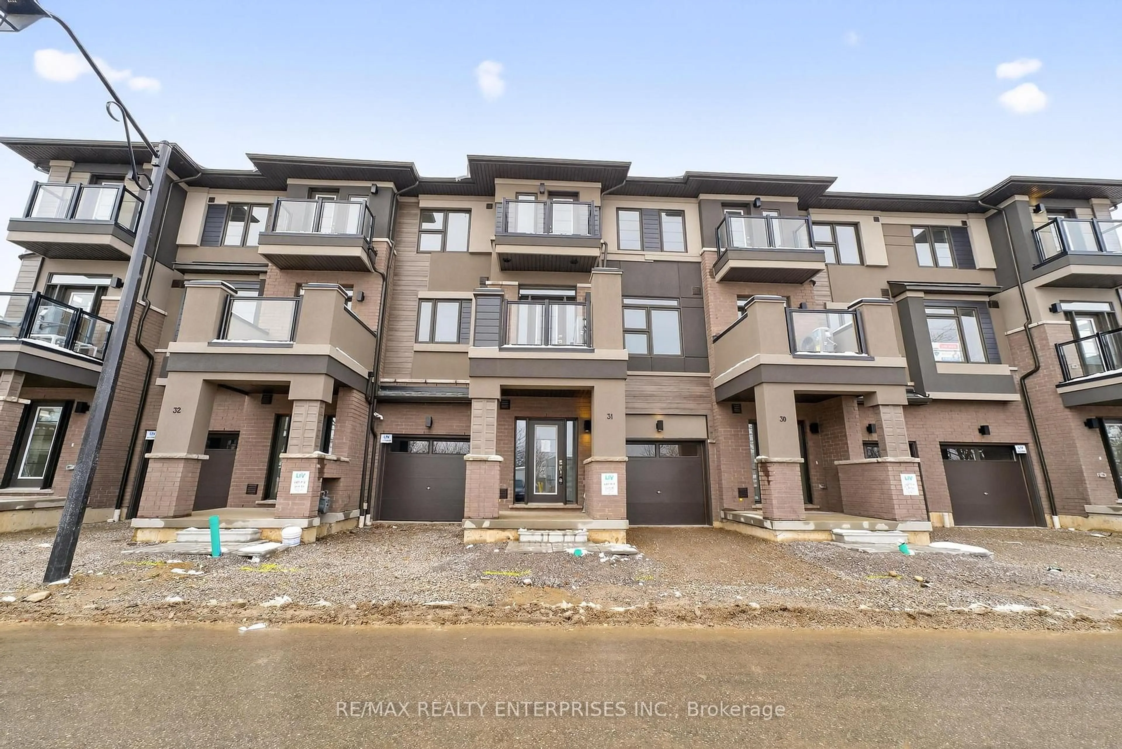 A pic from outside/outdoor area/front of a property/back of a property/a pic from drone, unknown for 660 Colborne St #31, Brantford Ontario N3T 5L5