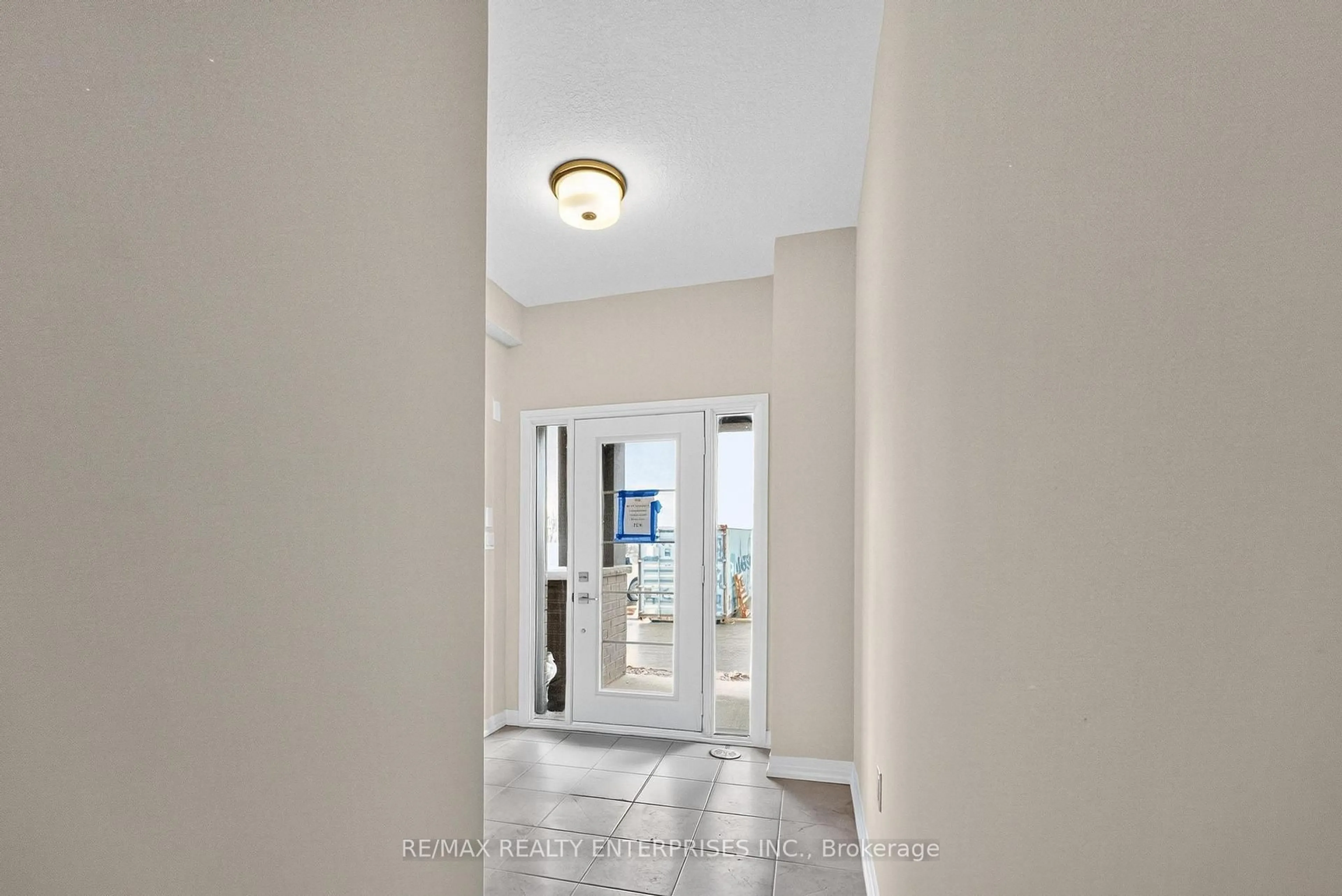 Indoor entryway for 660 Colborne St #31, Brantford Ontario N3T 5L5