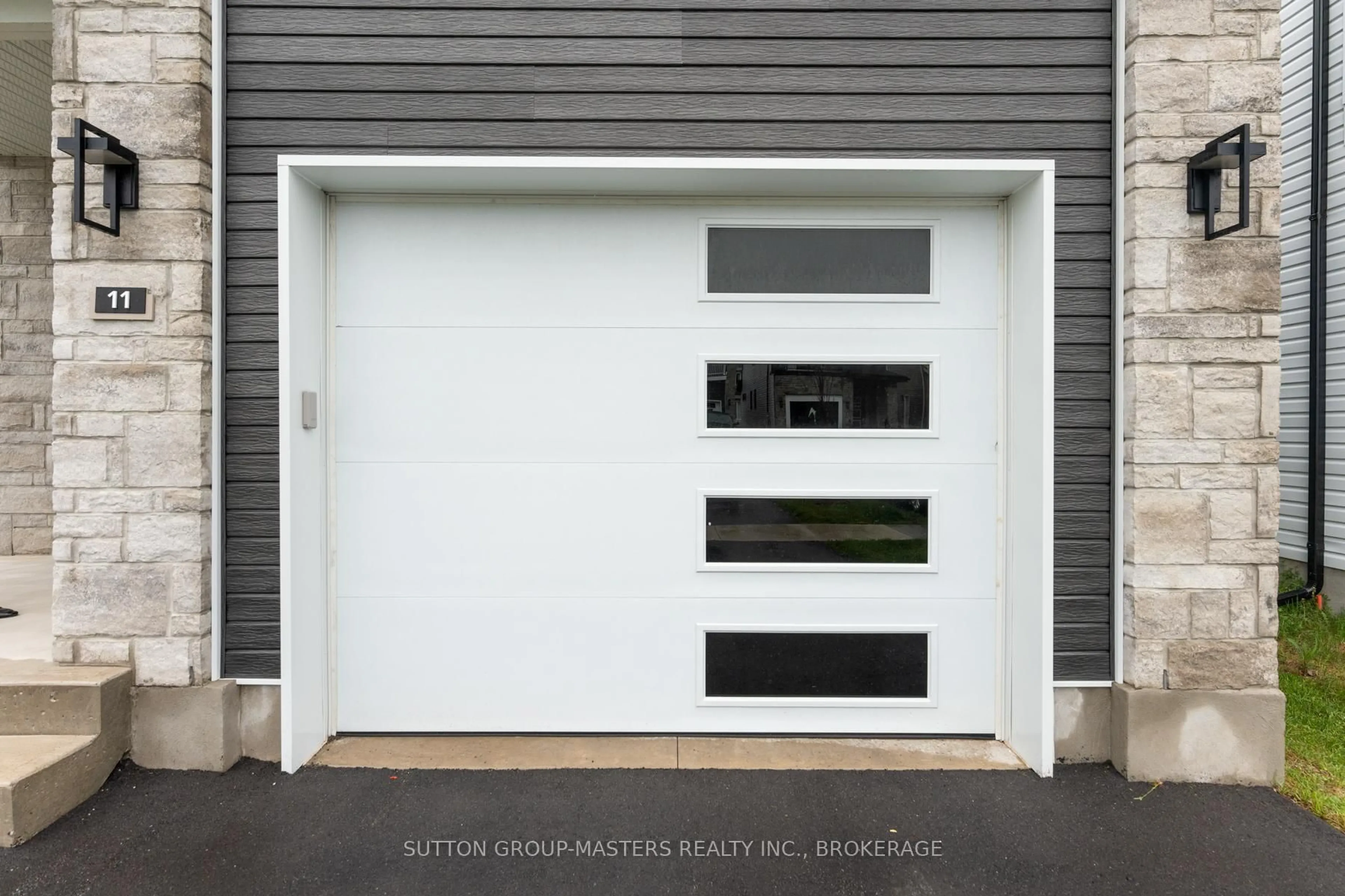 Indoor garage for 11 Walden Pond Dr, Loyalist Ontario K7N 0E7