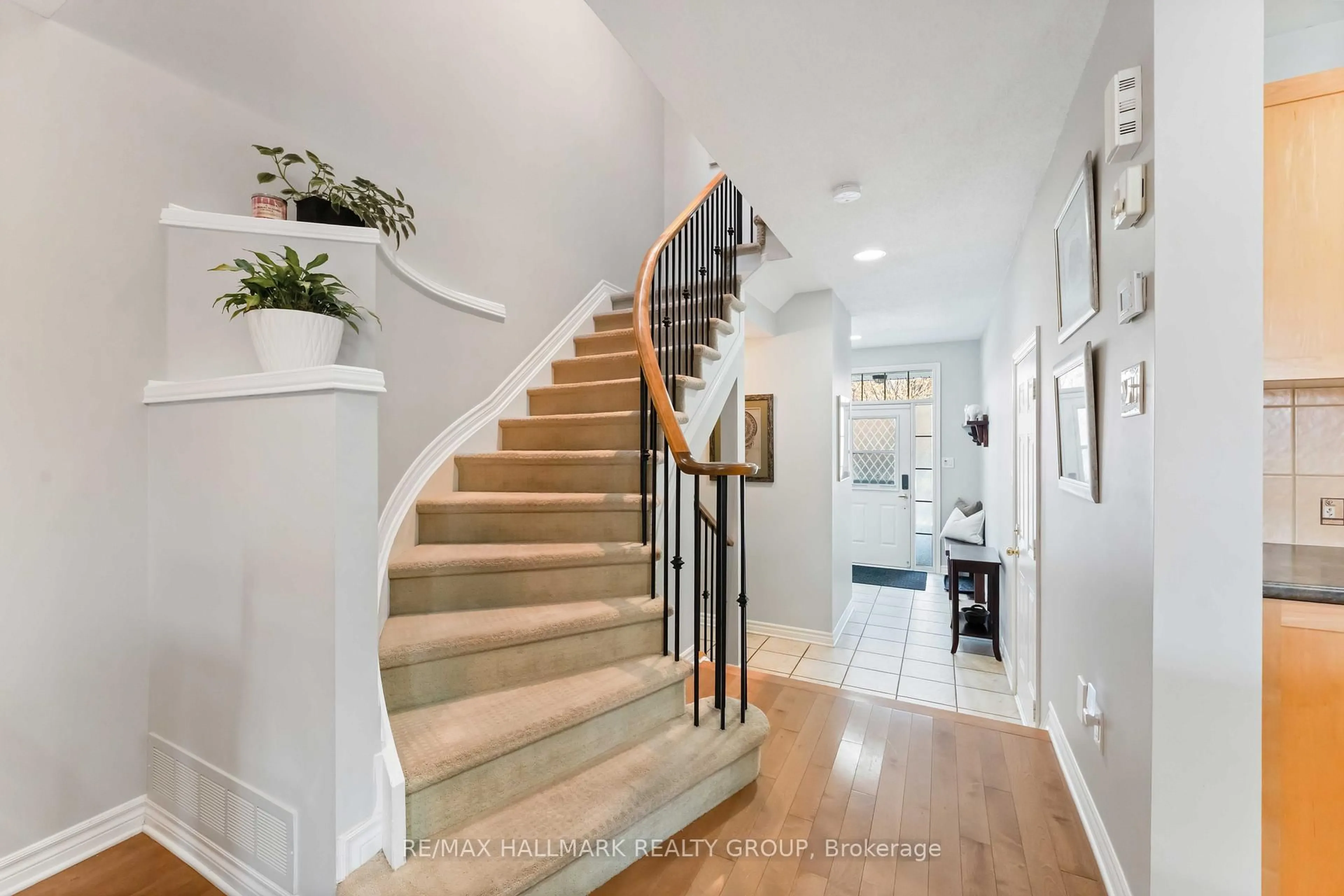Stairs for 135 TANDALEE Cres, Ottawa Ontario K2M 0A1