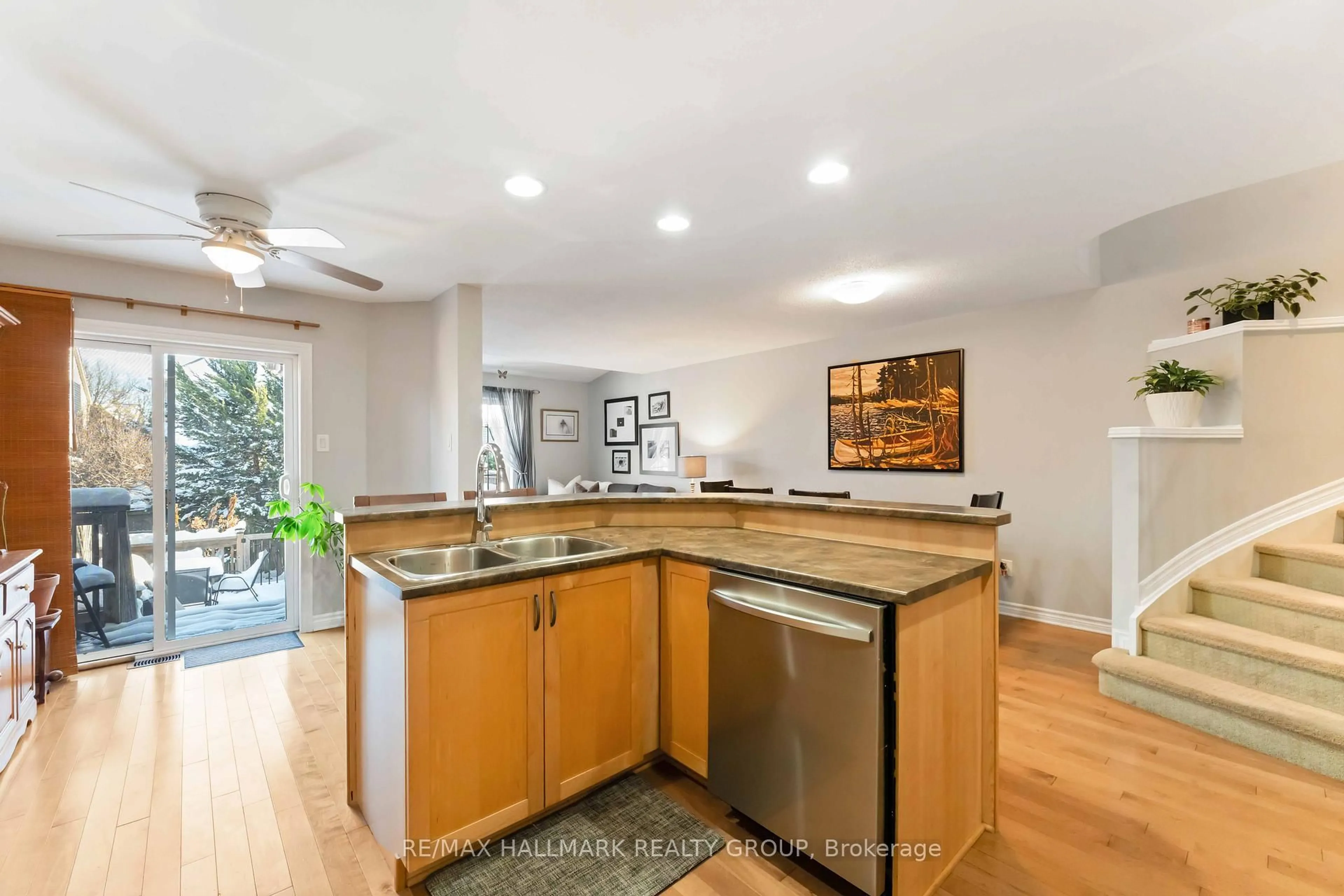 Open concept kitchen, ceramic/tile floor for 135 TANDALEE Cres, Ottawa Ontario K2M 0A1