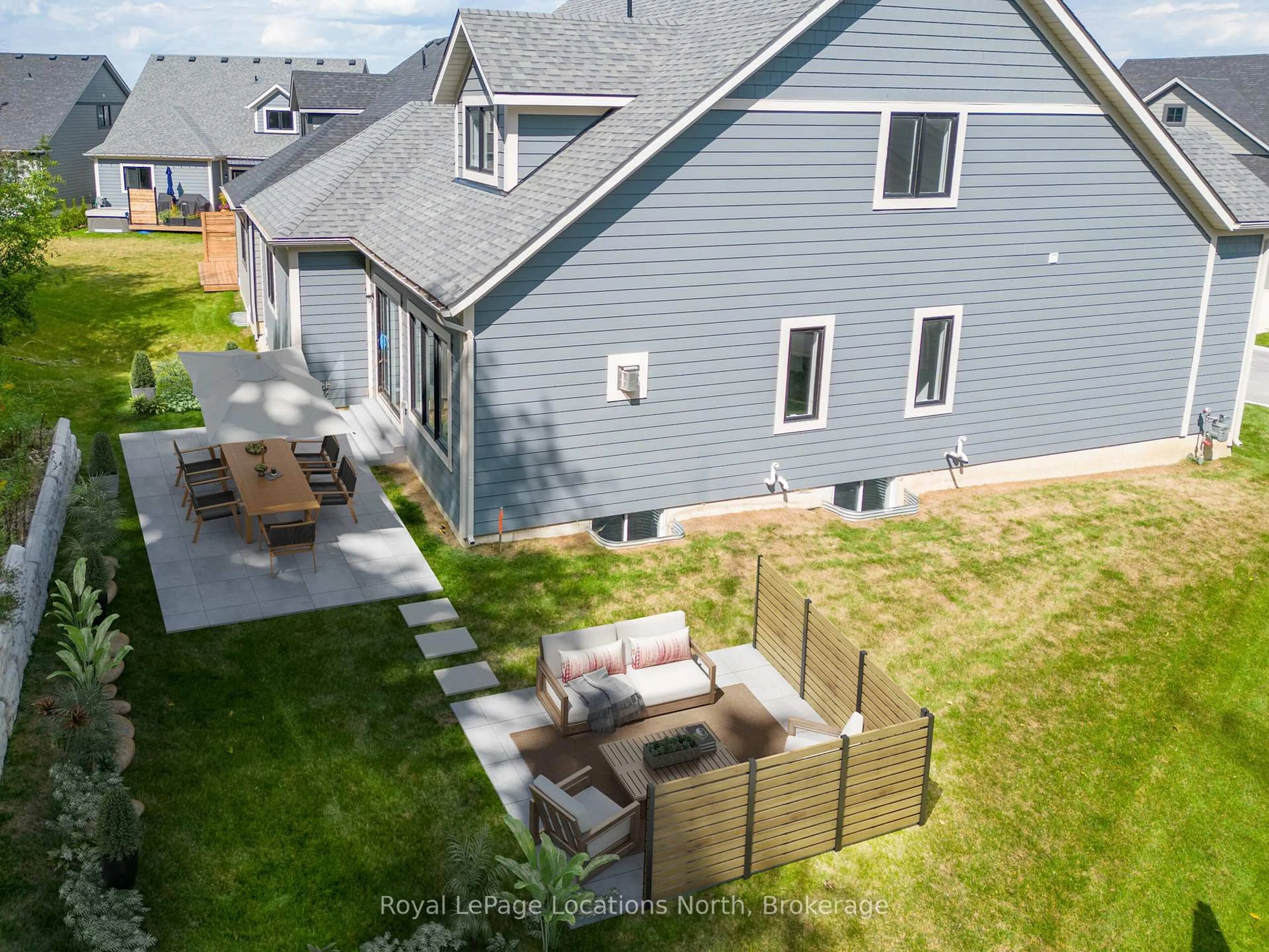 A pic from outside/outdoor area/front of a property/back of a property/a pic from drone, street for 124 Beacon Dr, Blue Mountains Ontario N0H 2P0