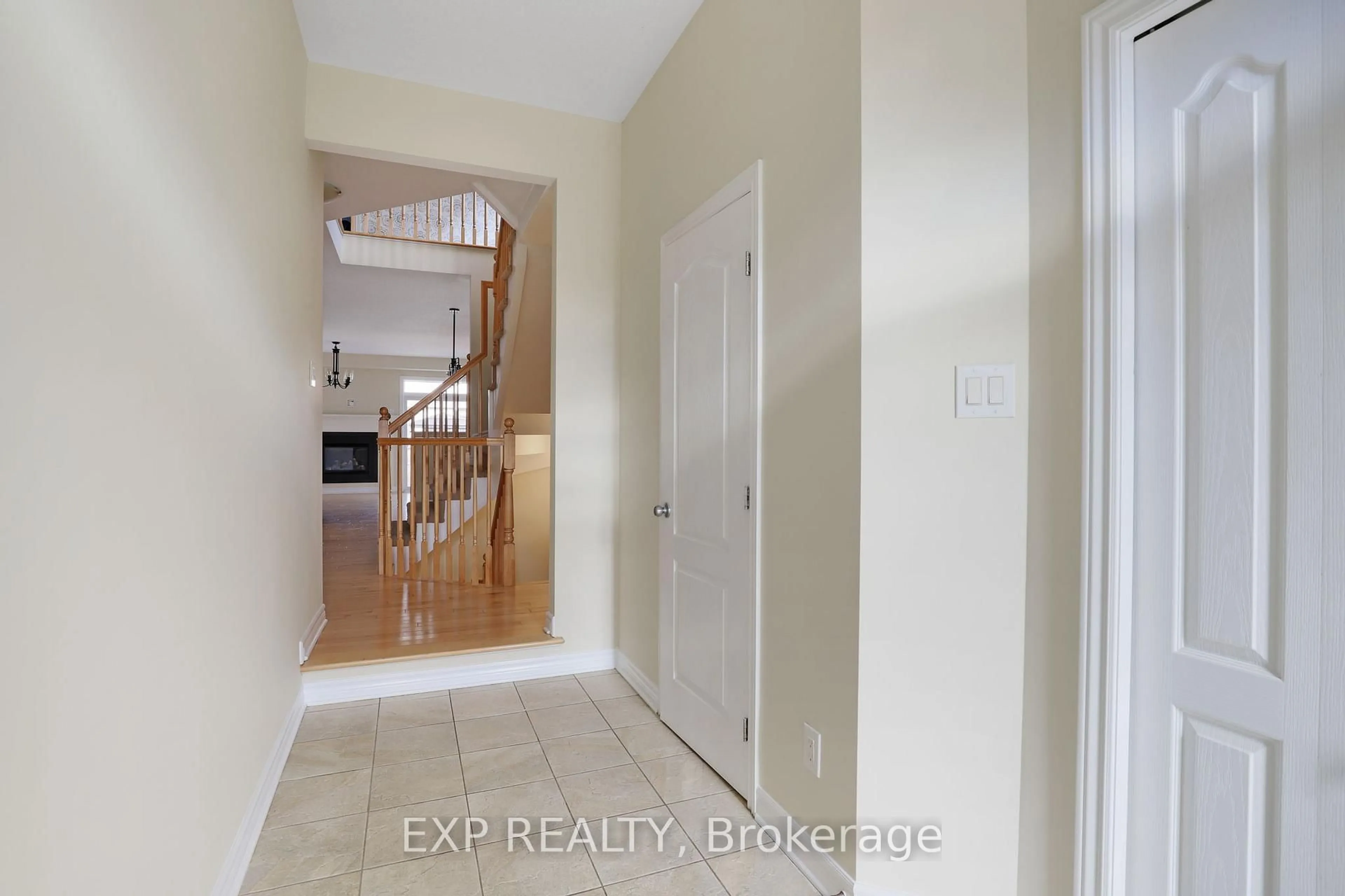 Indoor entryway for 618 Moorpark Ave, Ottawa Ontario K2M 0B6