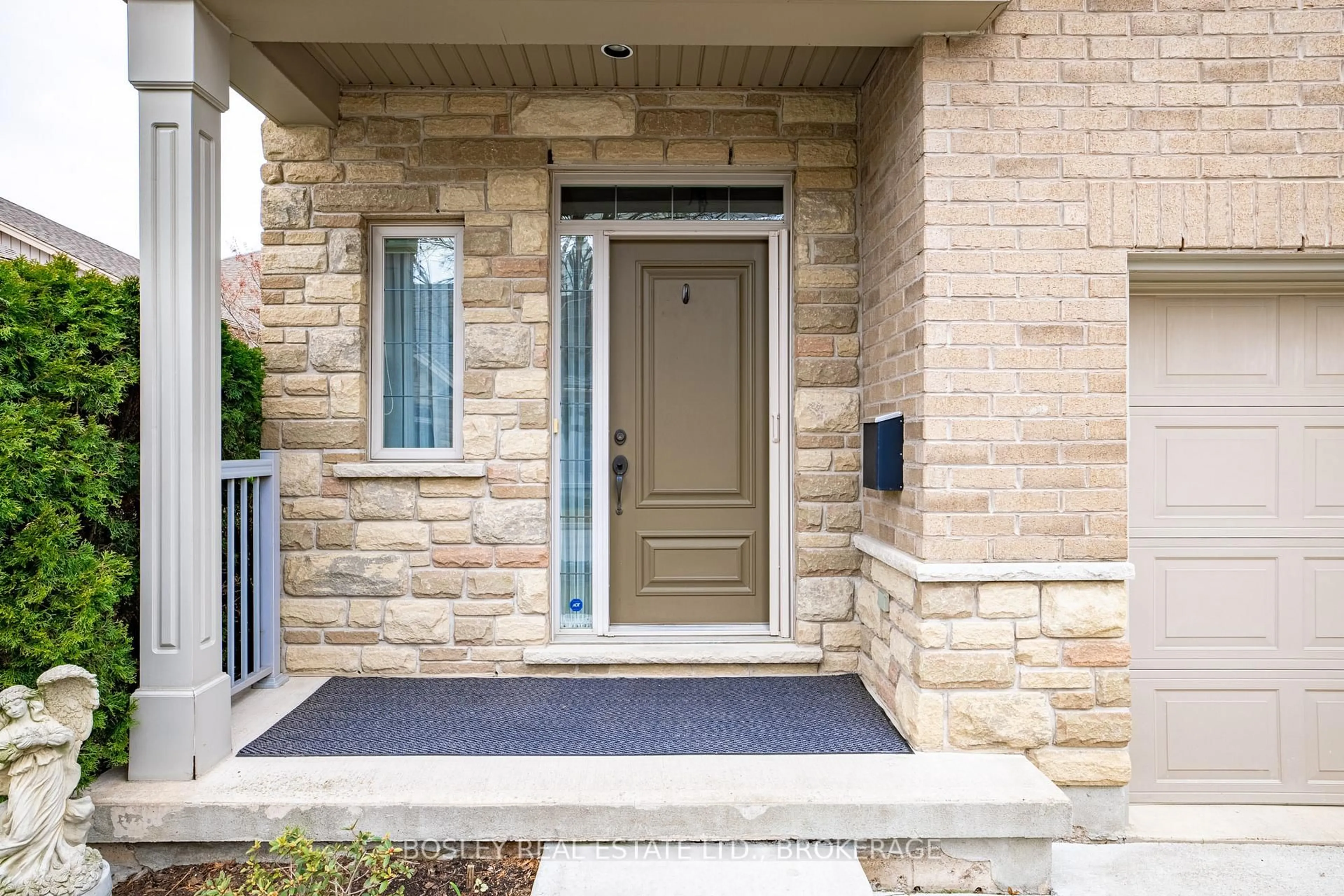 Indoor entryway for 409 Niagara St #16, St. Catharines Ontario L2M 4V9
