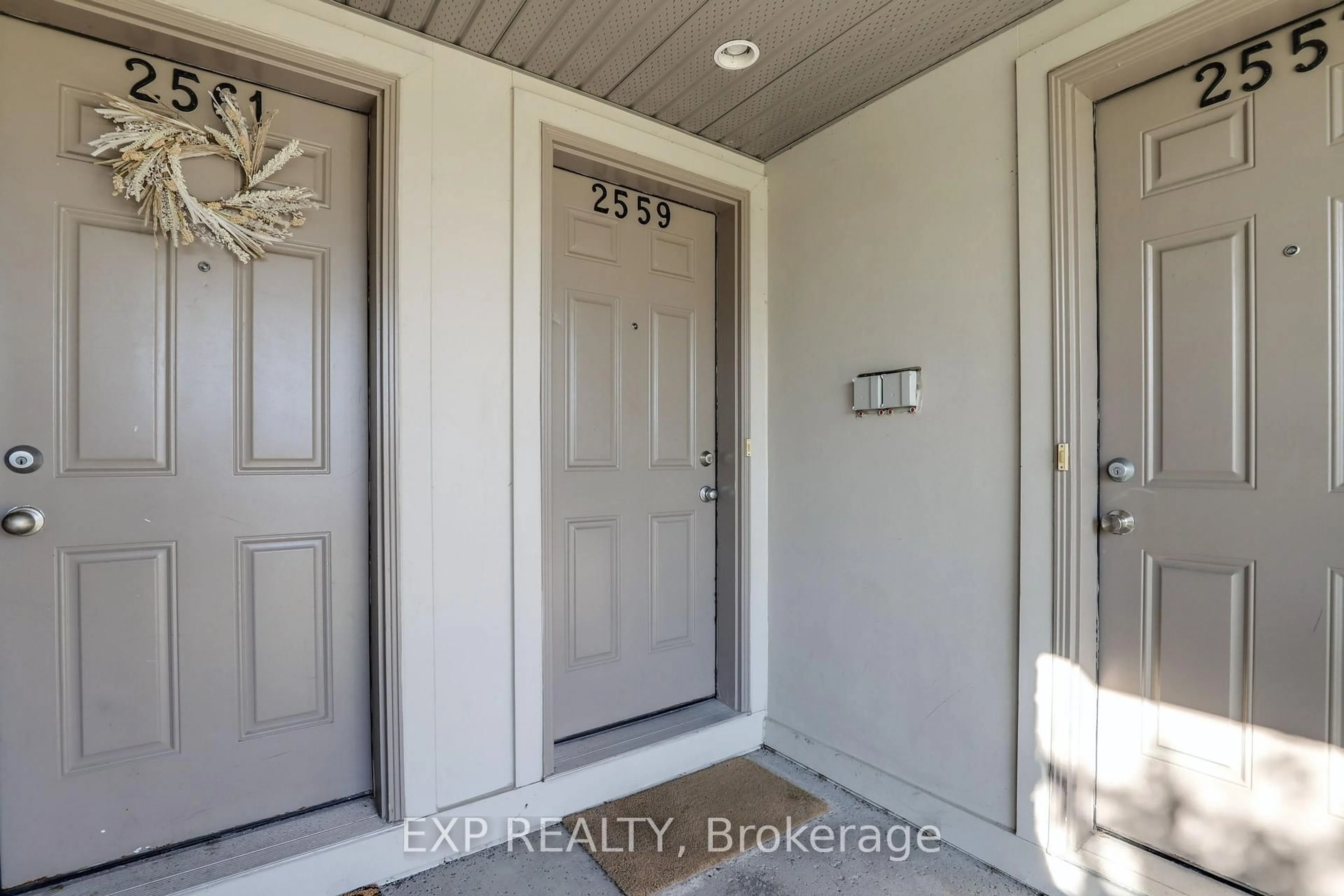 Indoor entryway for 2559 Longfields Dr, Ottawa Ontario K2J 2L7