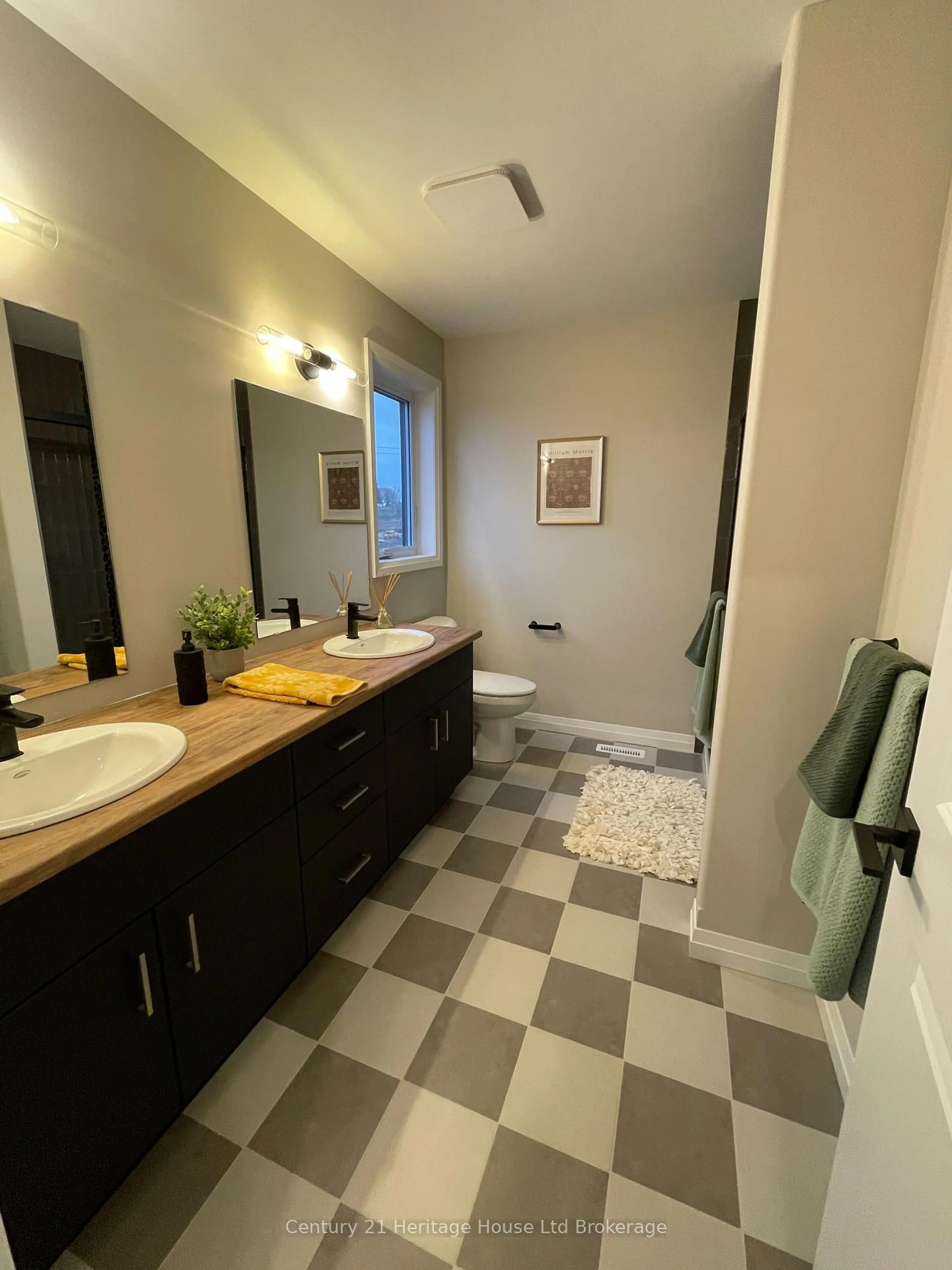 Contemporary bathroom, ceramic/tile floor for 339 Anderson St, South-West Oxford Ontario N4S 0G6