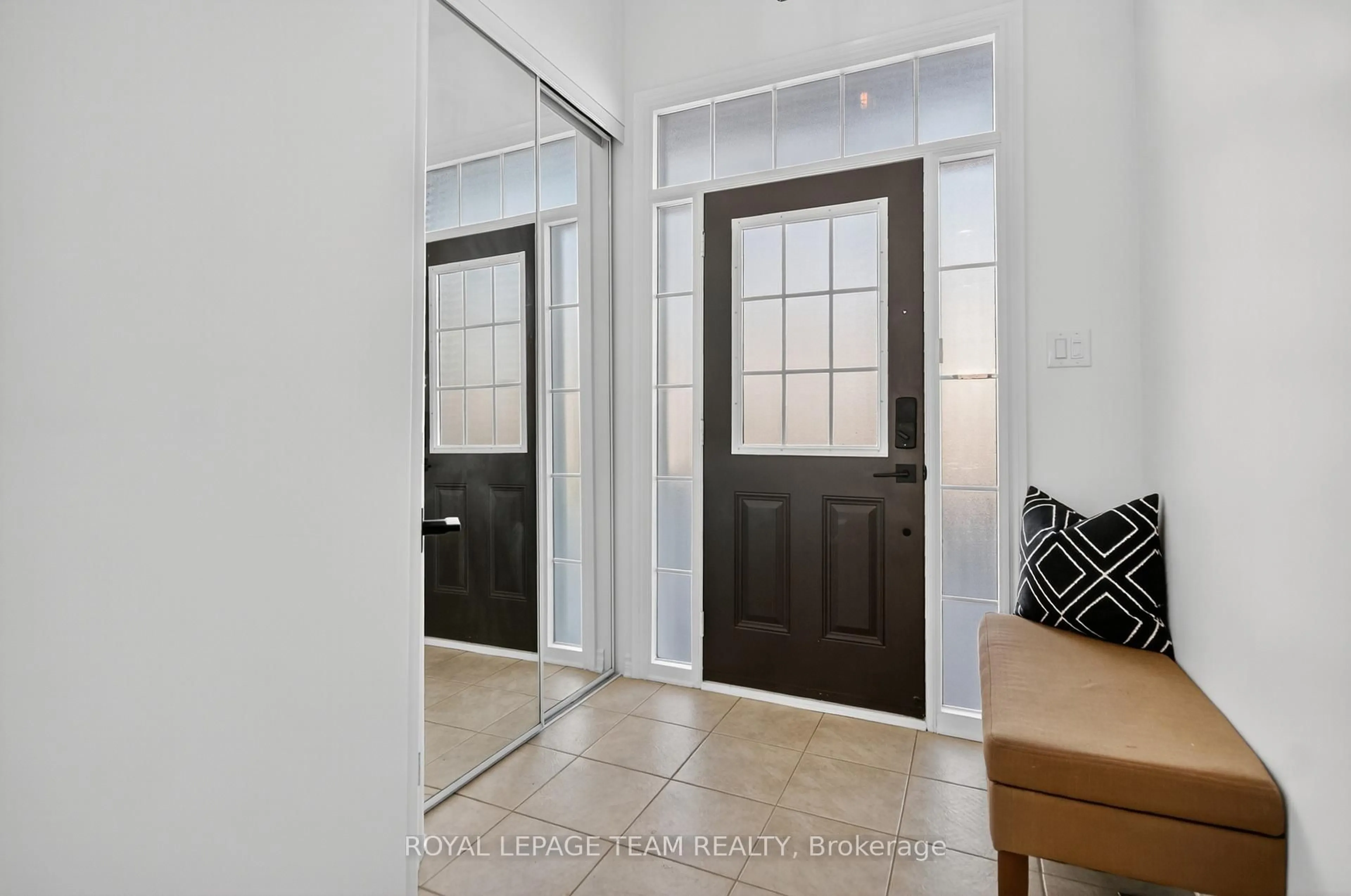 Indoor entryway for 293 Waymark Cres, Ottawa Ontario K2M 0A5