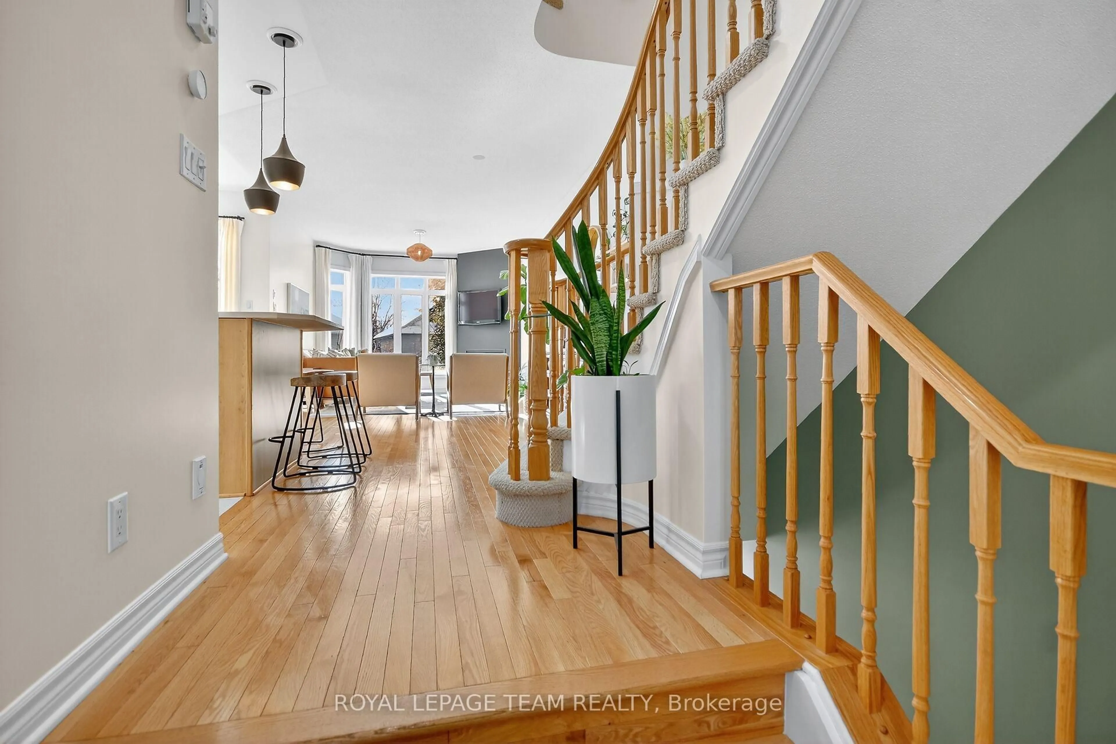 Indoor entryway for 293 Waymark Cres, Ottawa Ontario K2M 0A5