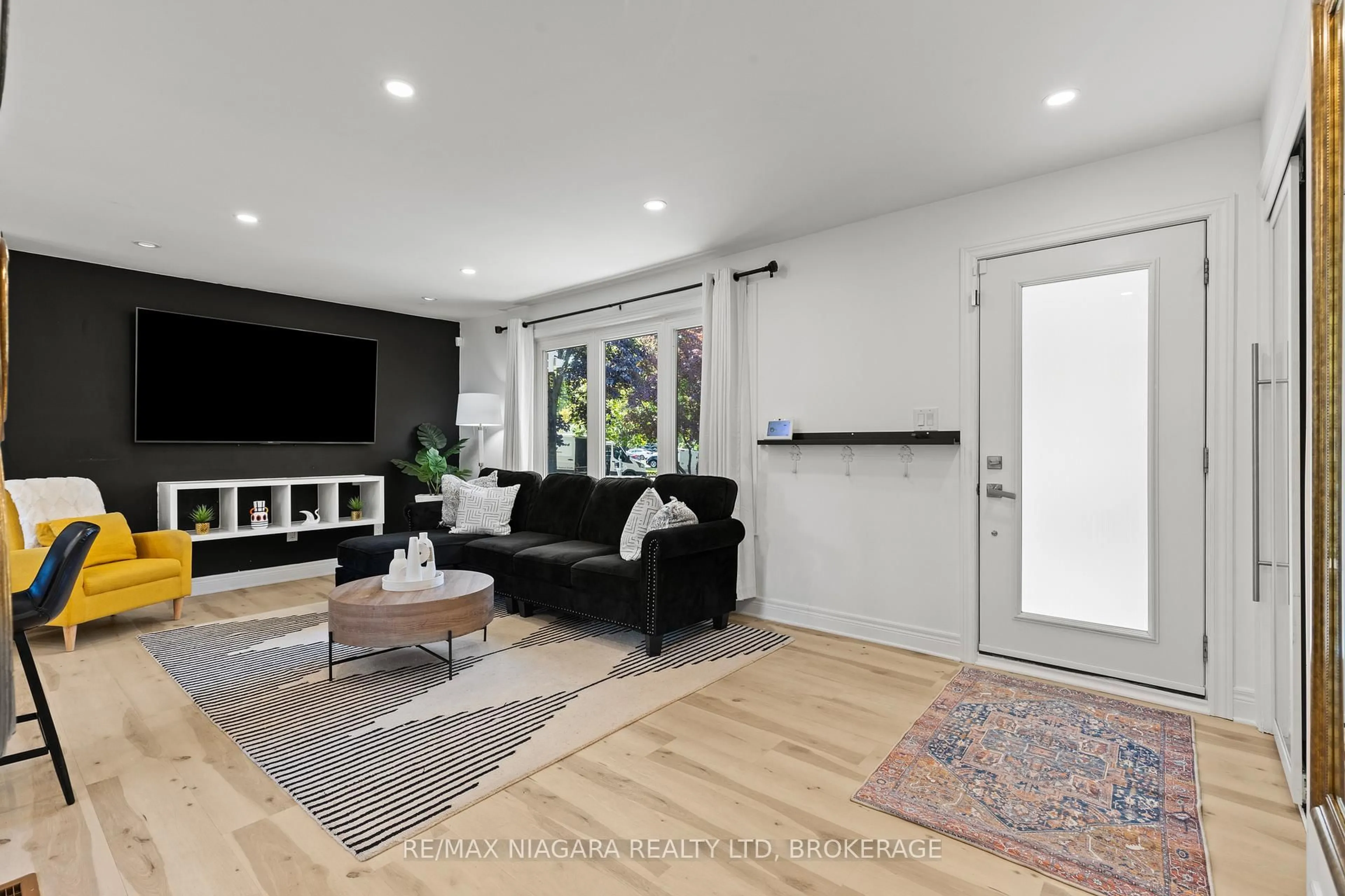 Living room with furniture, unknown for 78 Glen Park Rd, St. Catharines Ontario L2N 3E9