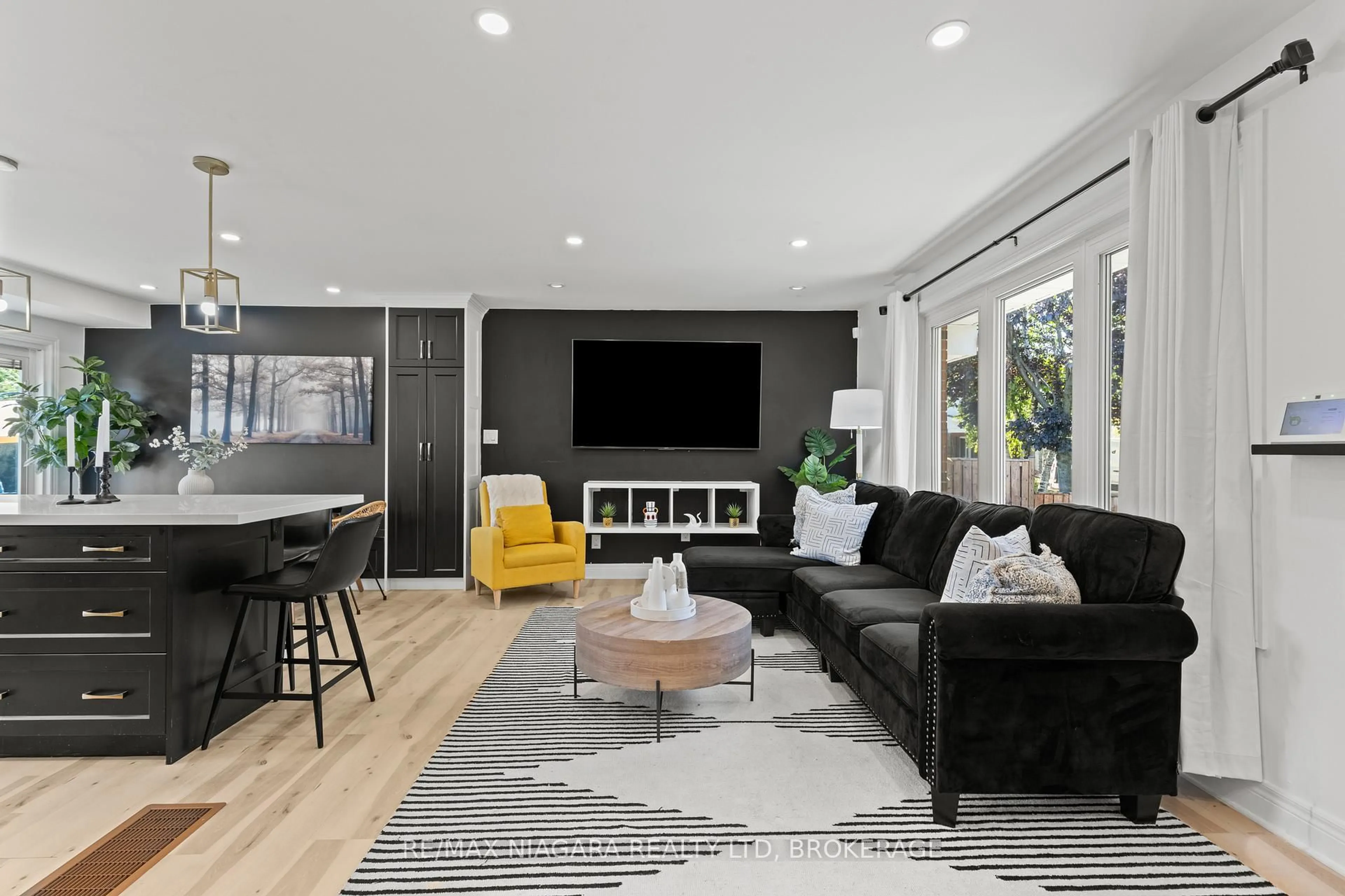 Living room with furniture, unknown for 78 Glen Park Rd, St. Catharines Ontario L2N 3E9