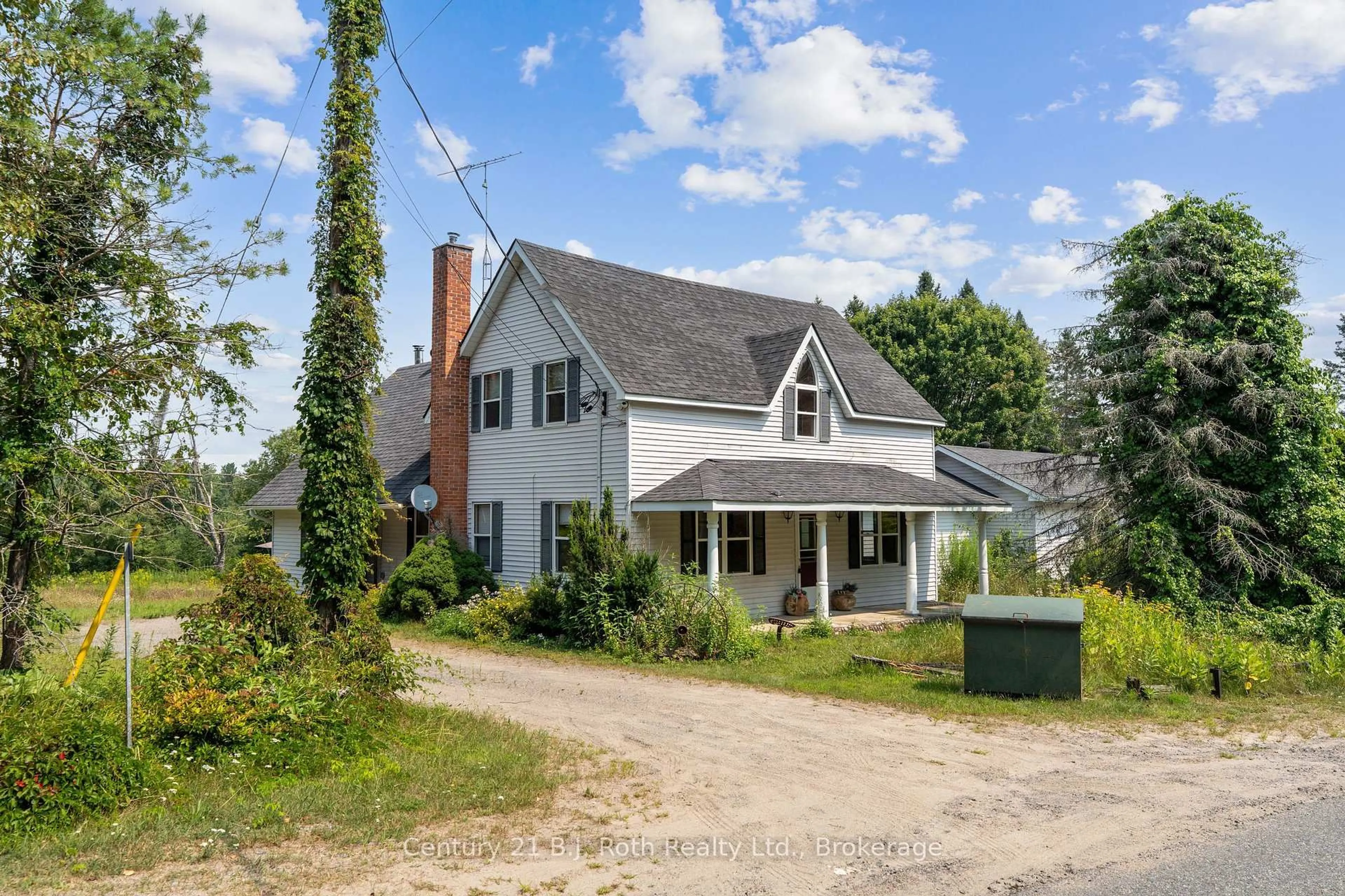 A pic from outside/outdoor area/front of a property/back of a property/a pic from drone, street for 2377 Fraserburg Rd, Lake of Bays Ontario P1L 1X3