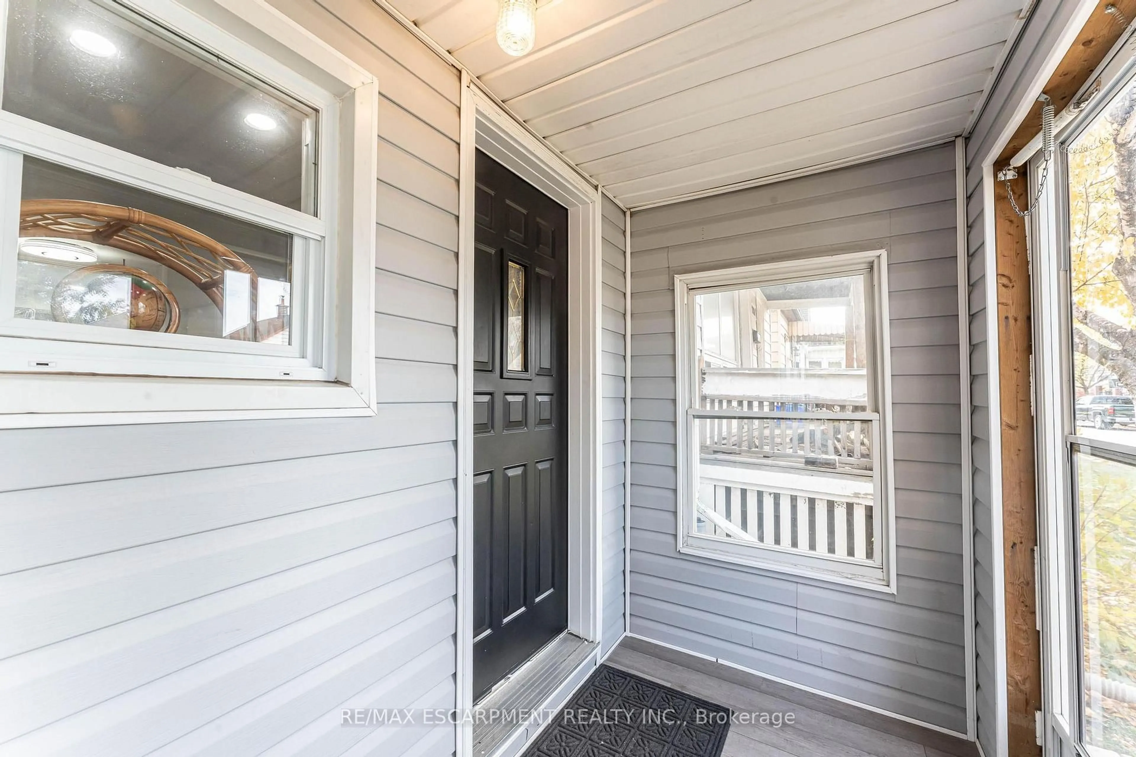 Indoor entryway for 284 Paling Ave, Hamilton Ontario L8H 5J9