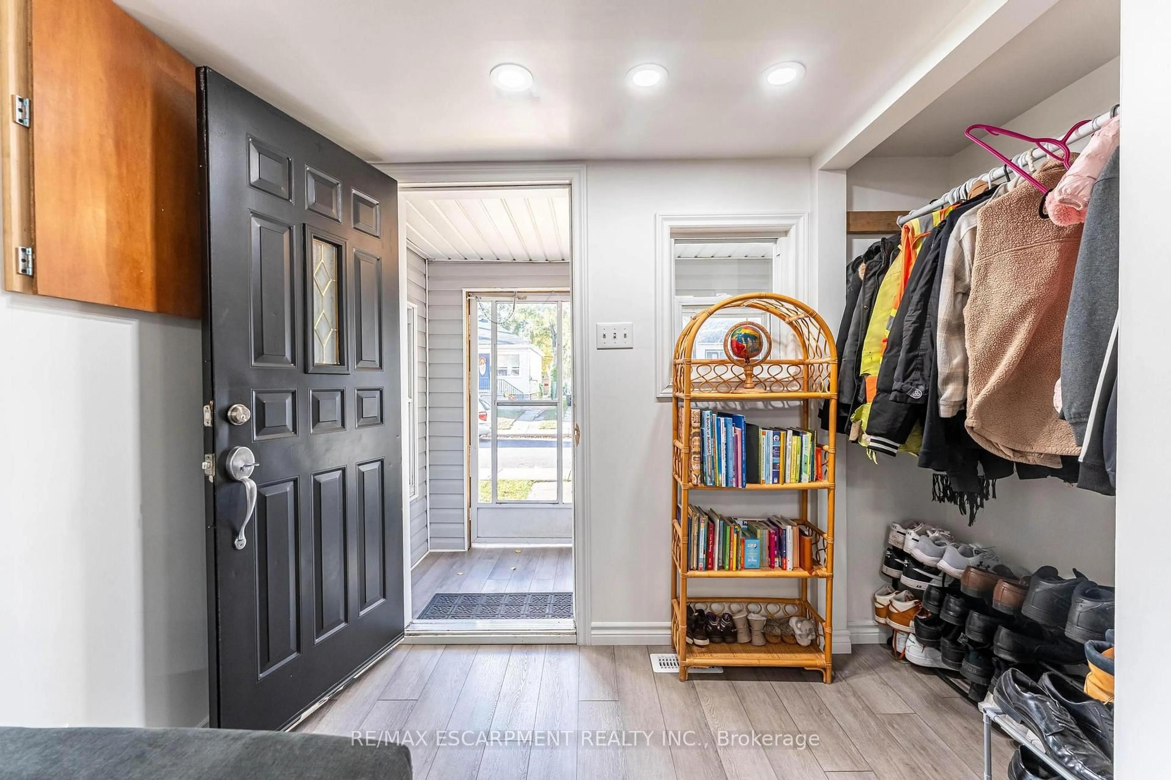 Indoor entryway for 284 Paling Ave, Hamilton Ontario L8H 5J9