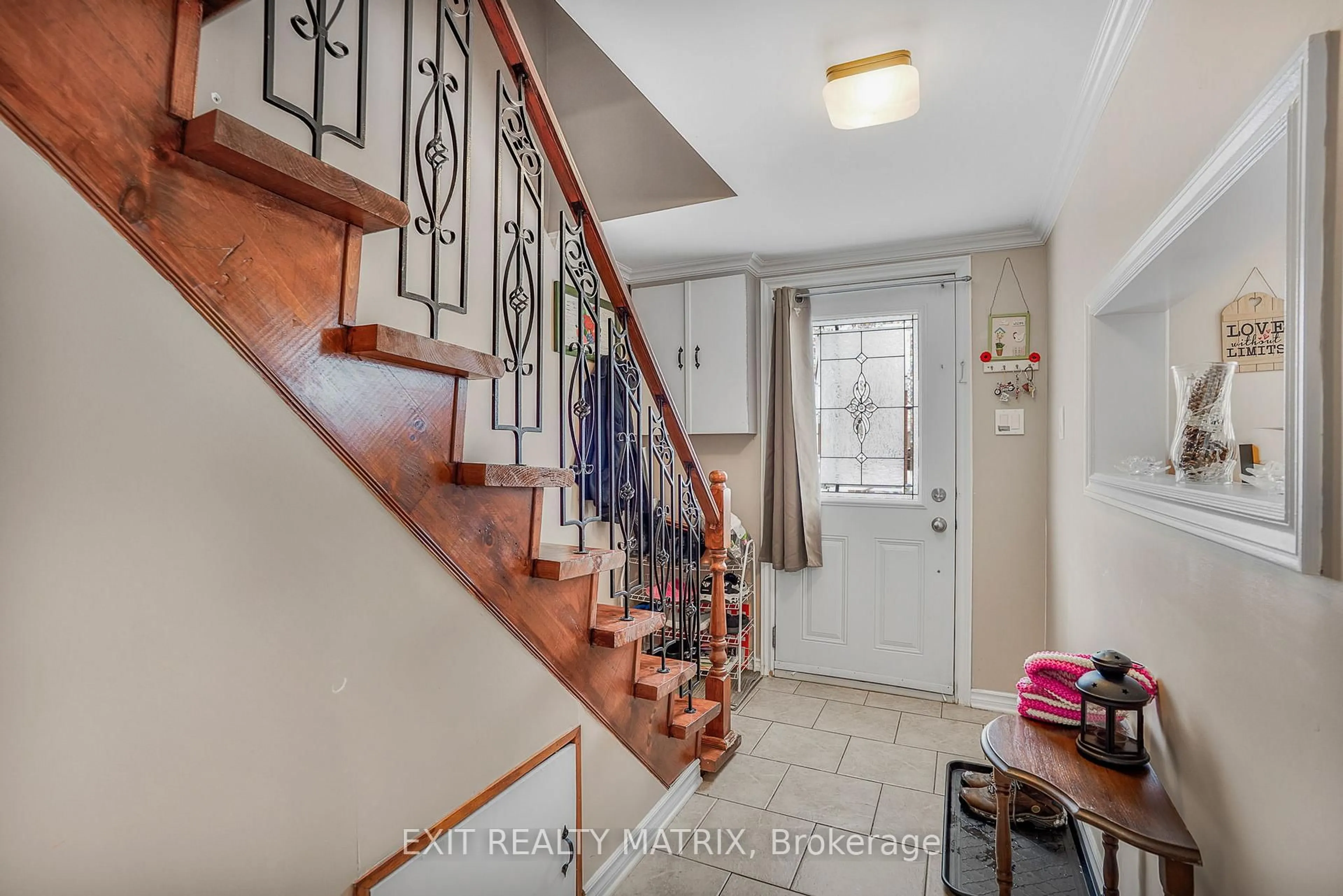 Indoor entryway for 236 Genevieve St, Hawkesbury Ontario K6A 2L9