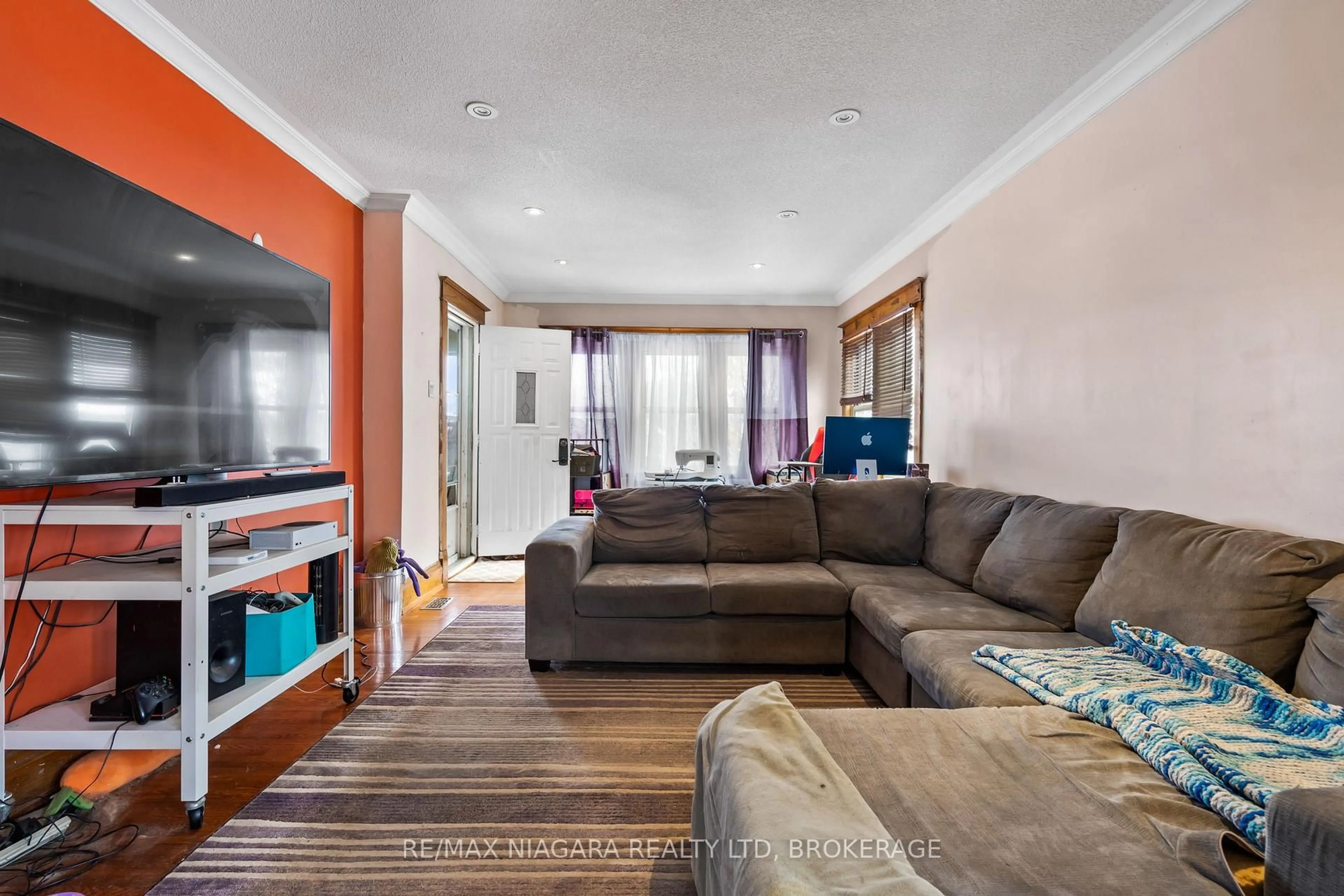 Living room with furniture, wood/laminate floor for 53 Marquis St, St. Catharines Ontario L2R 4Y7