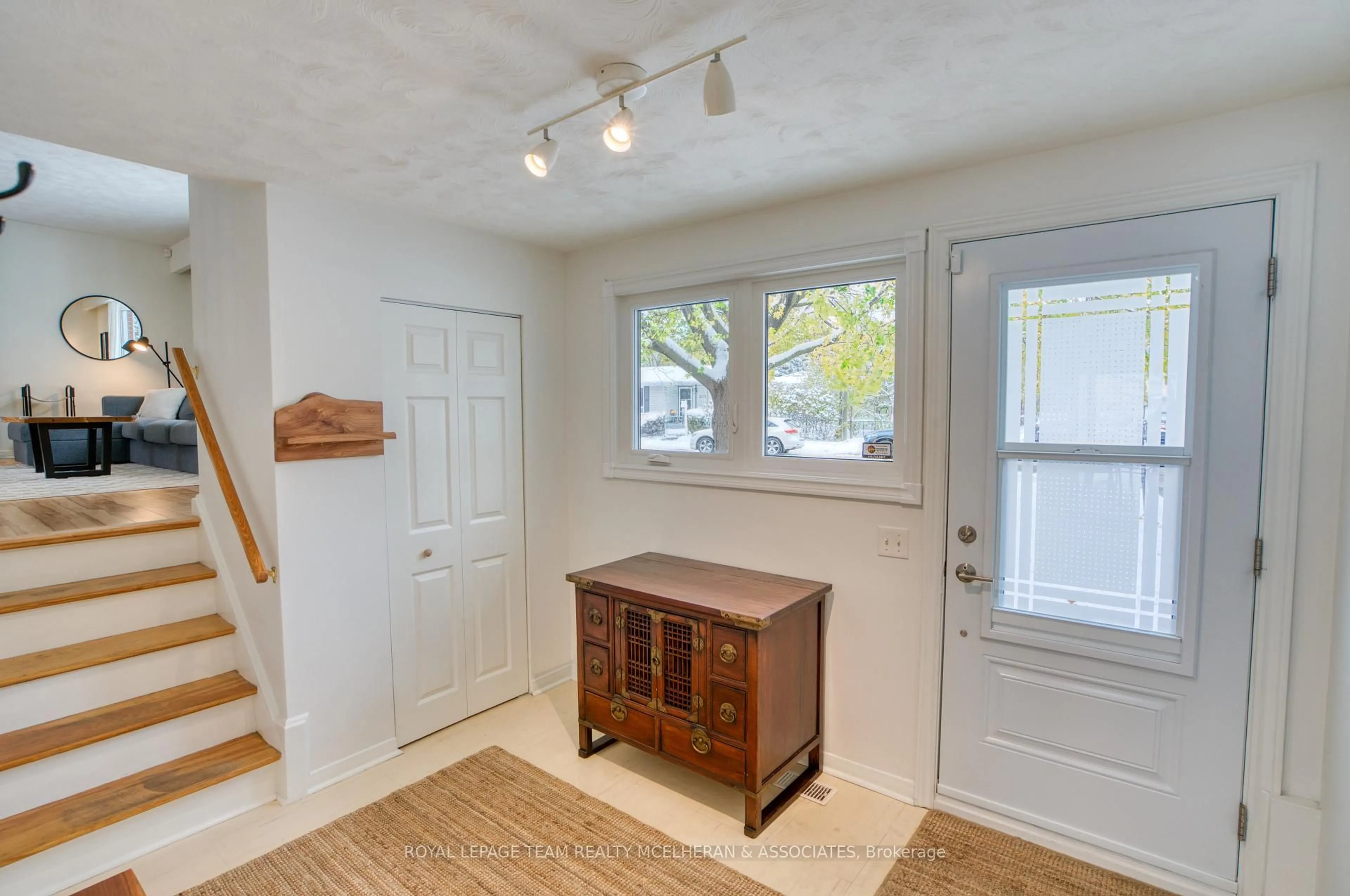 Indoor entryway for 2550 Iris St, Ottawa Ontario K2C 1E1
