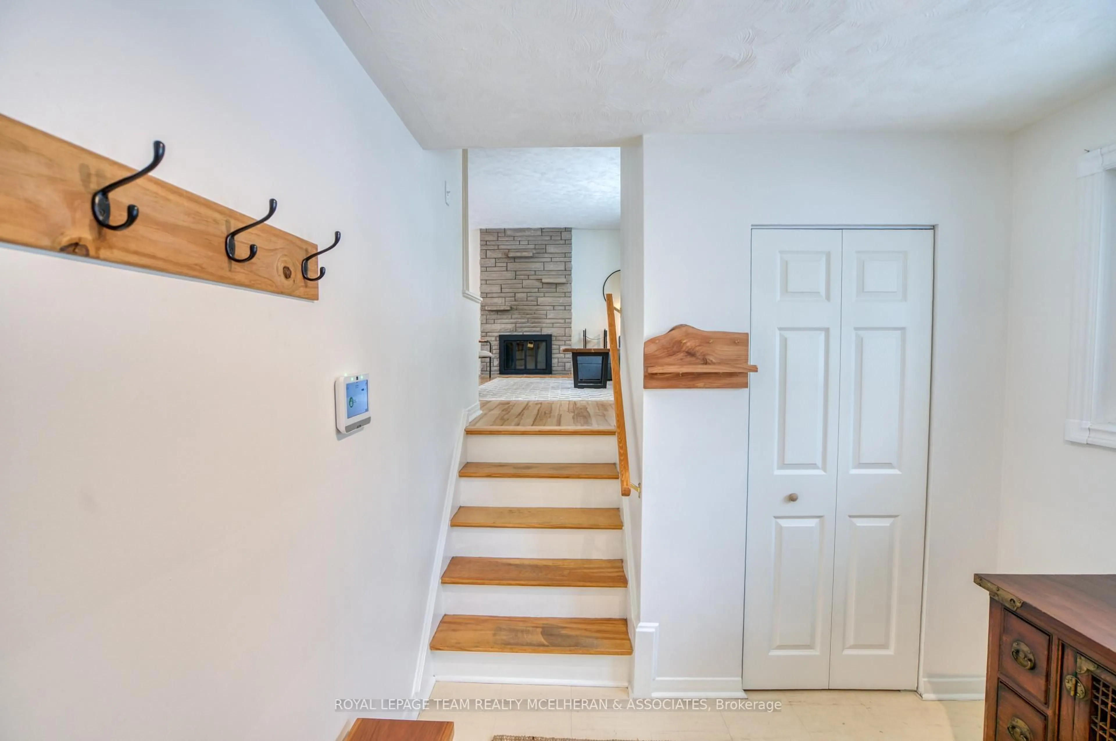 Indoor entryway for 2550 Iris St, Ottawa Ontario K2C 1E1