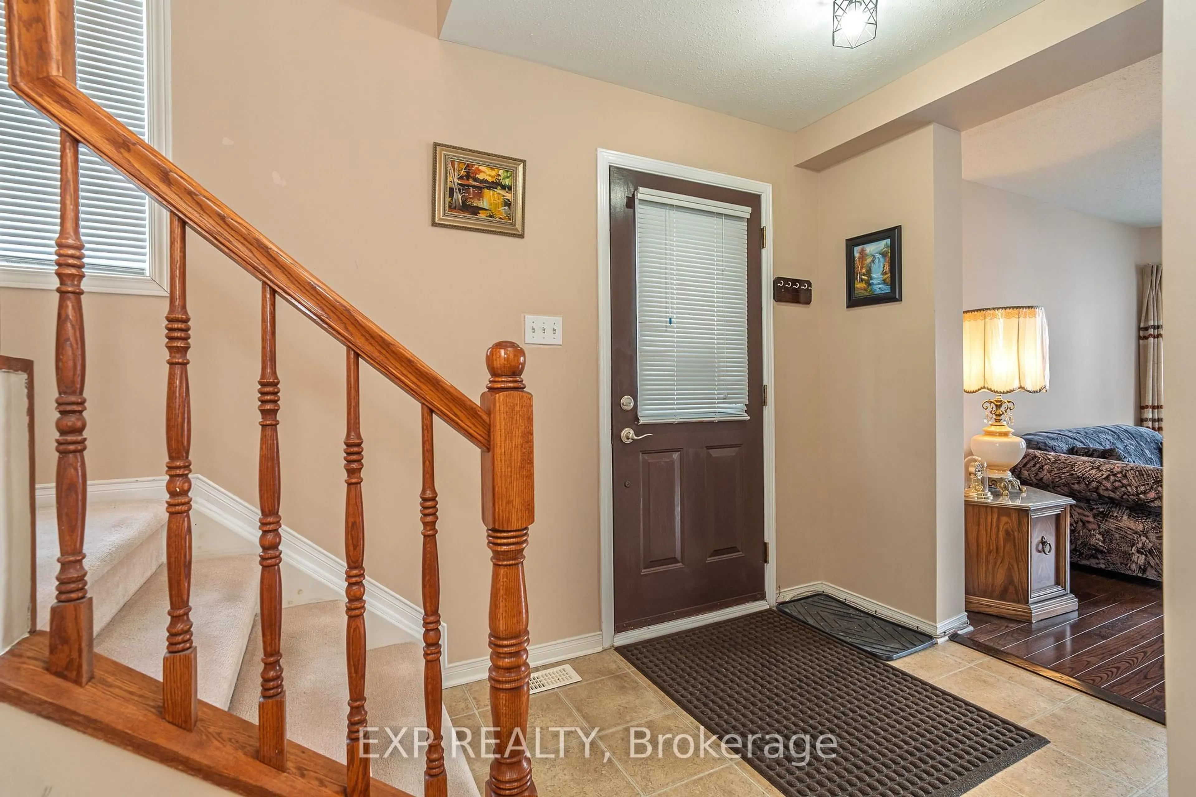 Indoor entryway for 132 Grovemont Dr, Ottawa Ontario K2G 6Z9