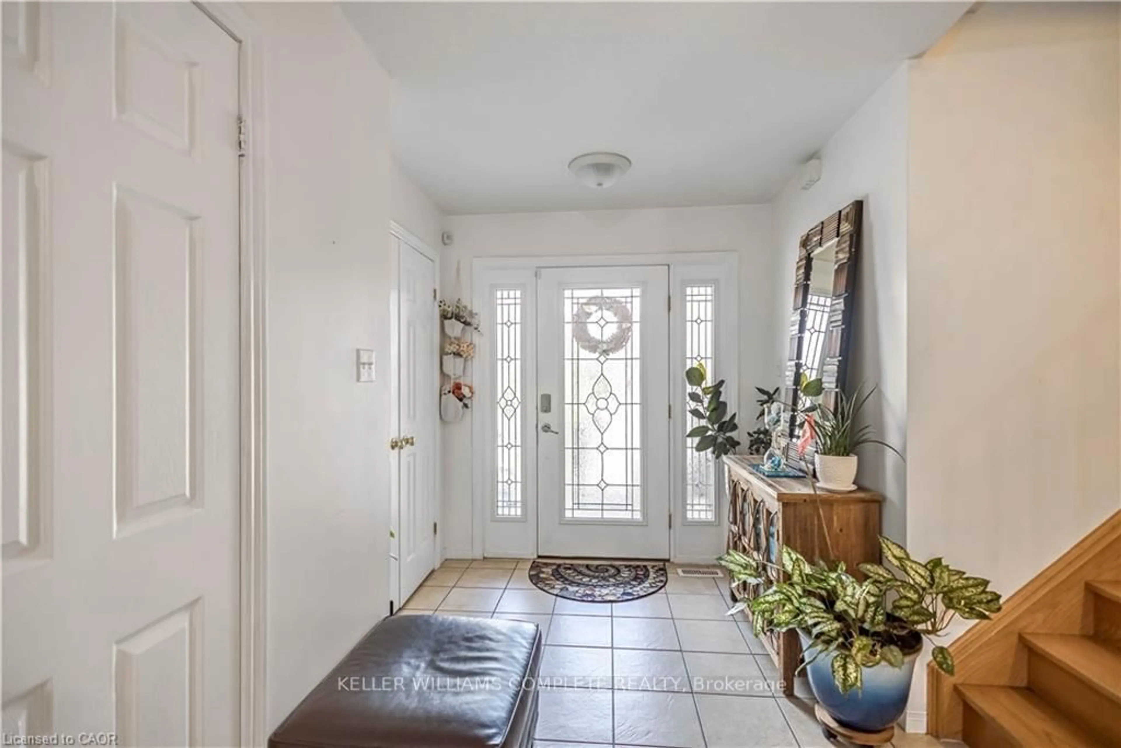 Indoor entryway for 16 JESSICA St, Hamilton Ontario L8W 4A3